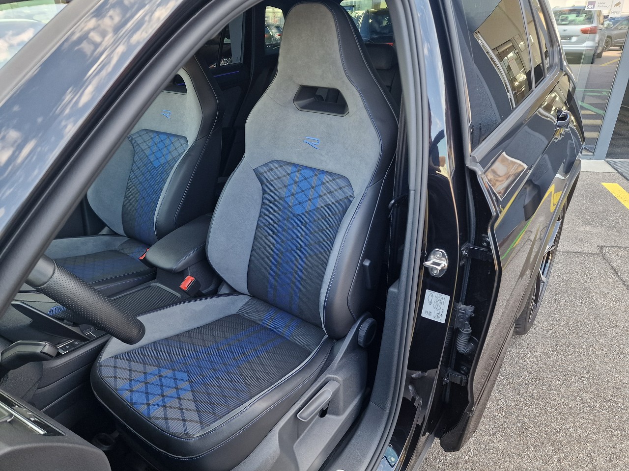 VW Tiguan 2.0TSI R 4Motion DSG-image-10