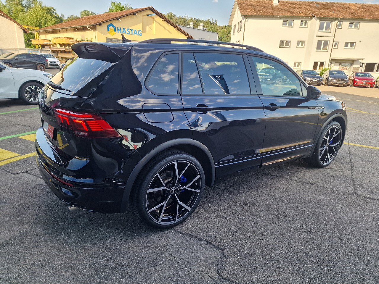 VW Tiguan 2.0TSI R 4Motion DSG-image-5