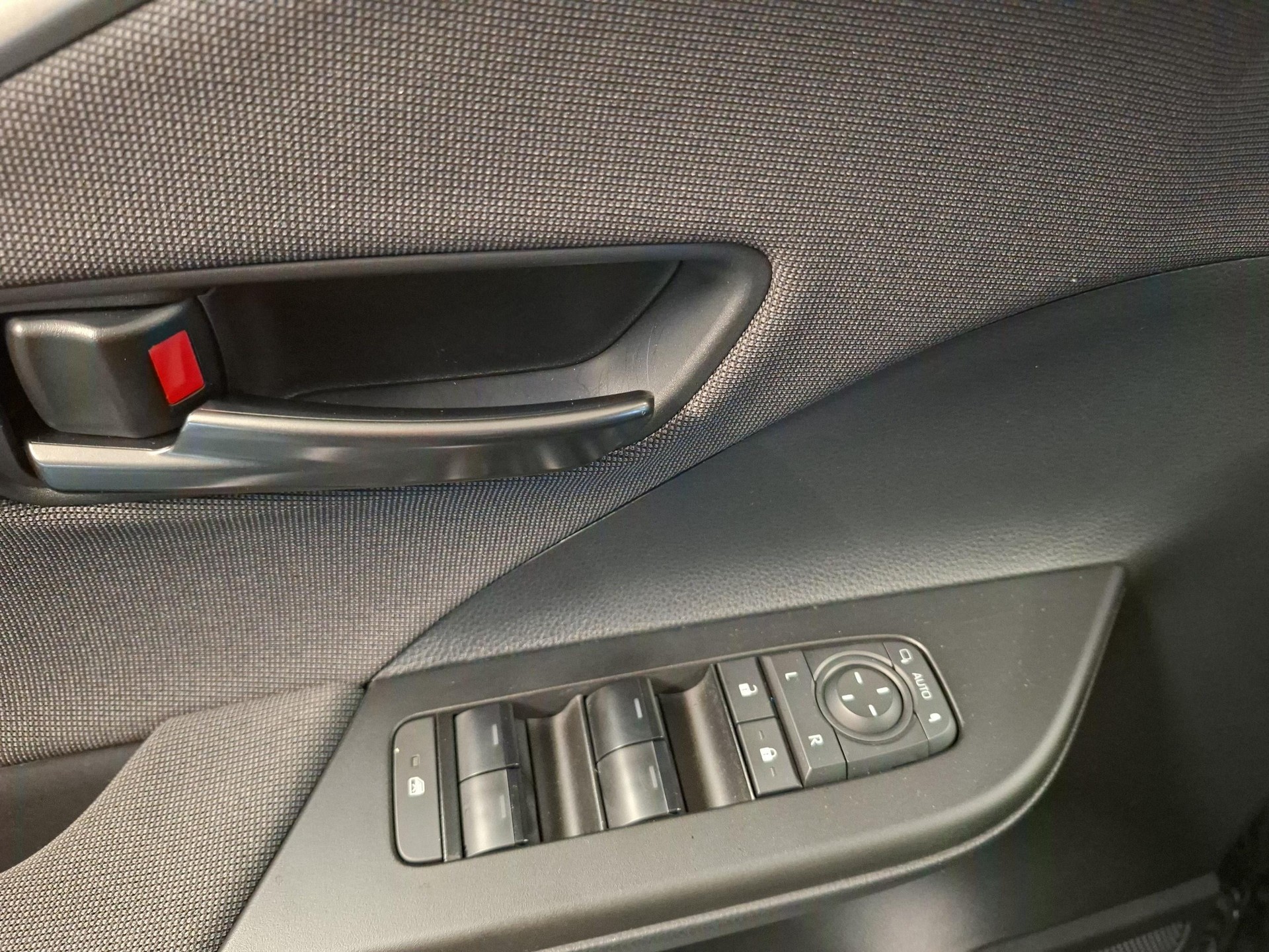 TOYOTA C-HR 2.0 PHEV Swiss Edition-image-12