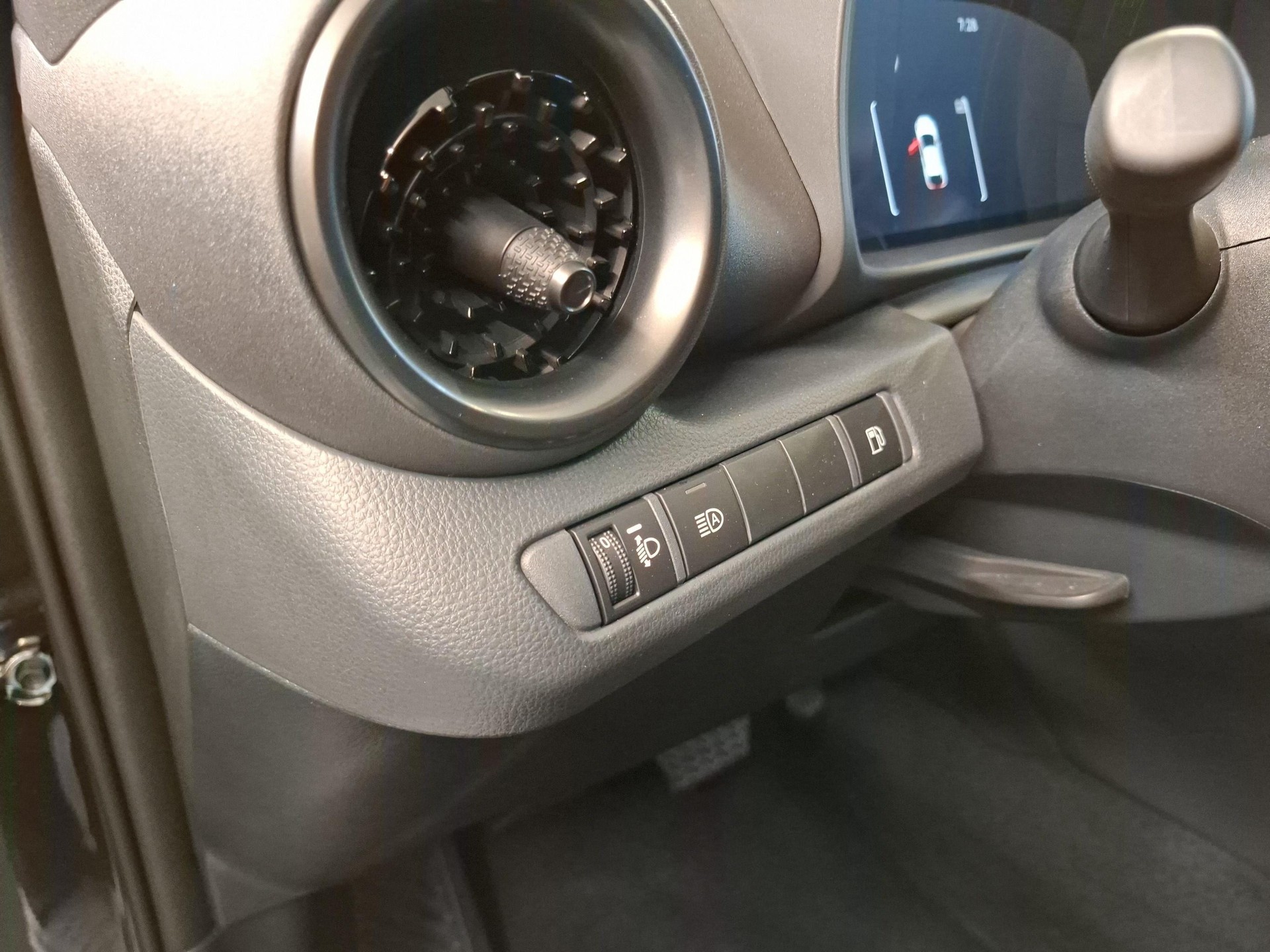 TOYOTA C-HR 2.0 PHEV Swiss Edition-image-13