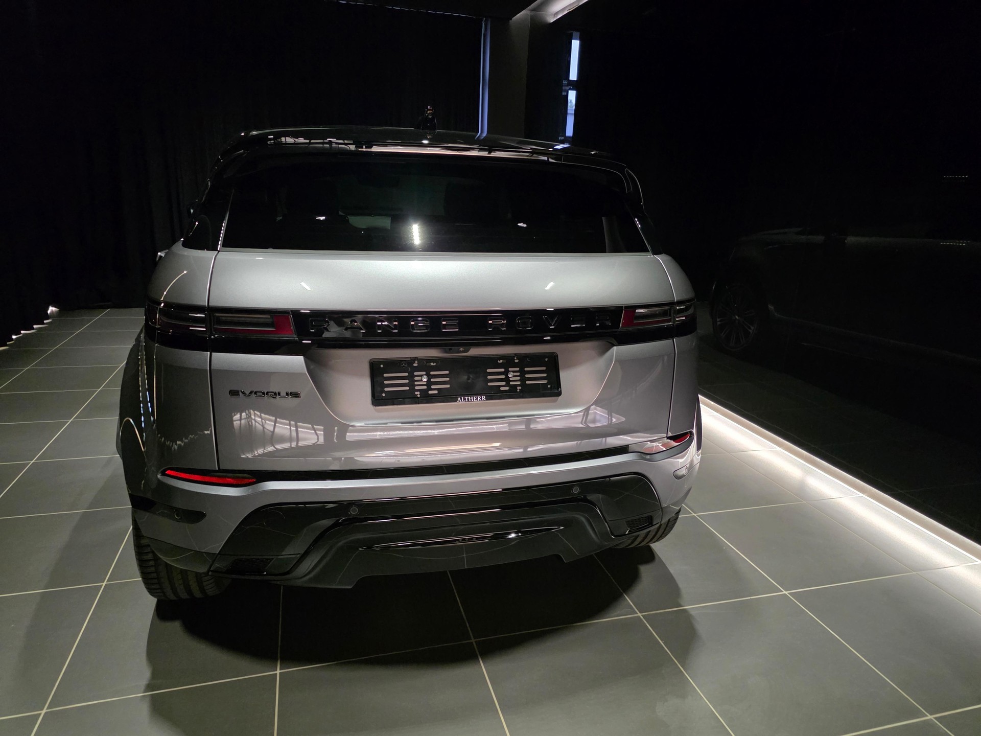 LAND ROVER Range Rover Evoque 1.5 T 270e Dynamic SE-image-2