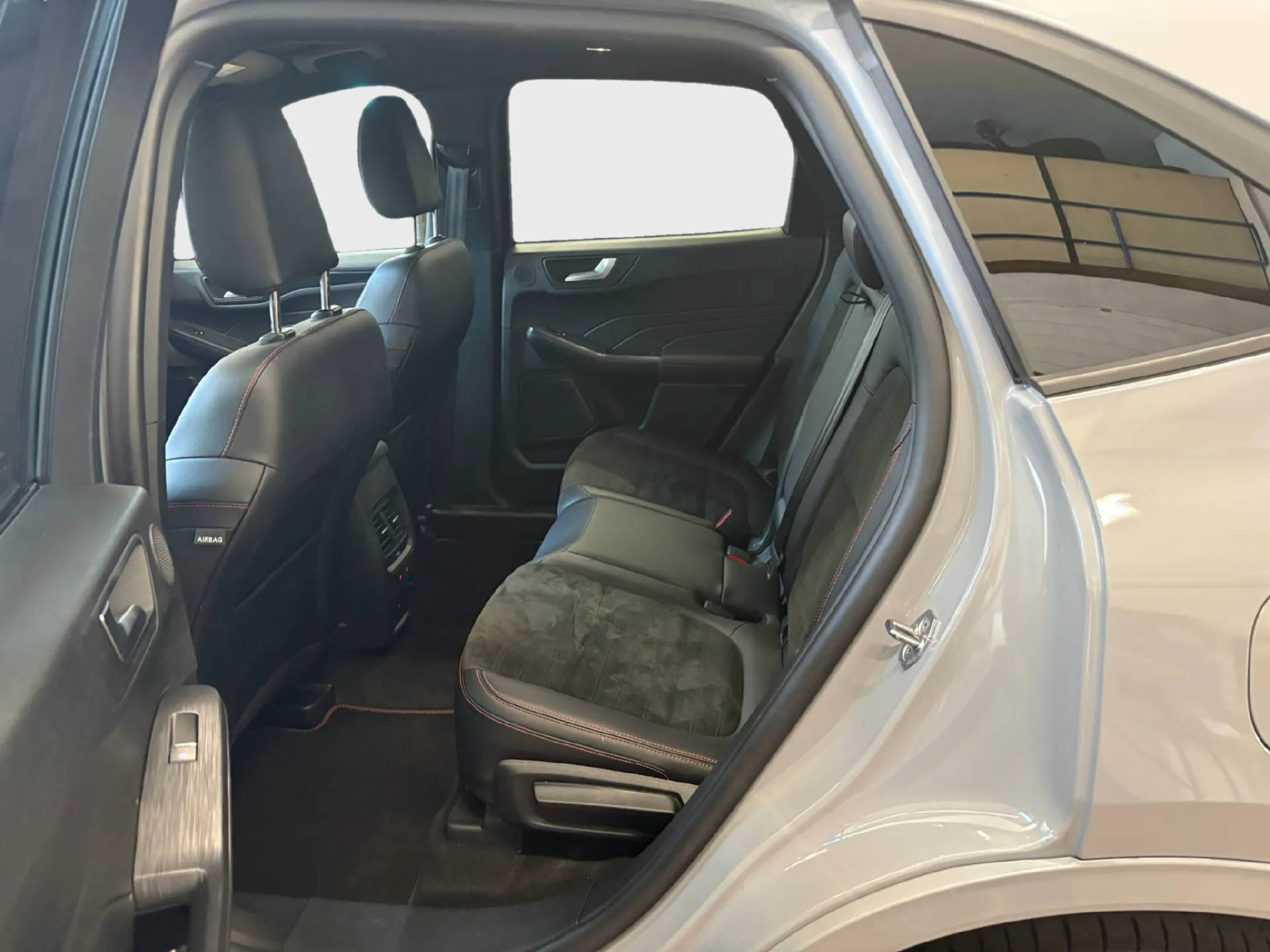 FORD Kuga 2.5 Plug-in Hybrid Graphite Tech Edition-image-10