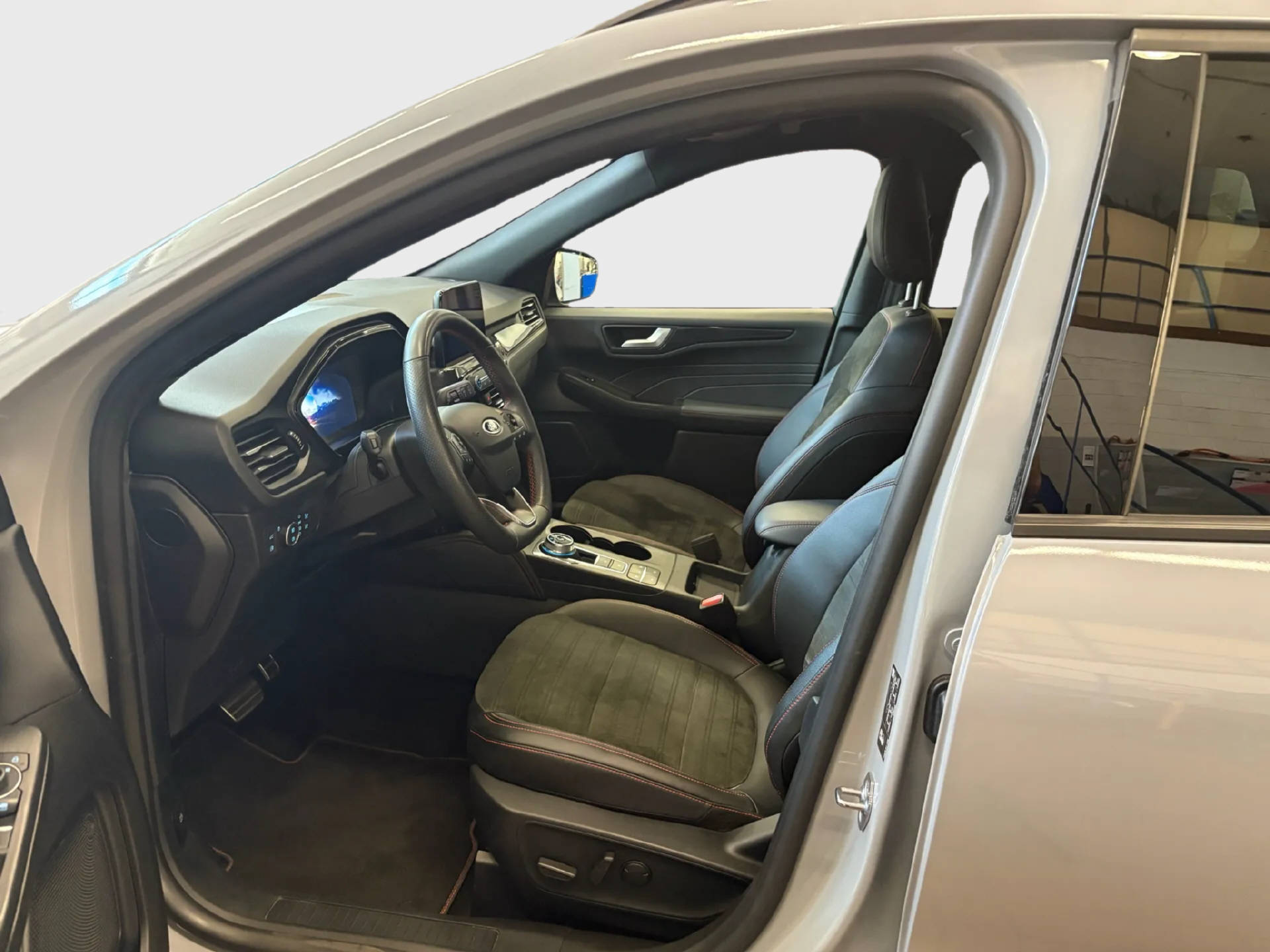 FORD Kuga 2.5 Plug-in Hybrid Graphite Tech Edition-image-9