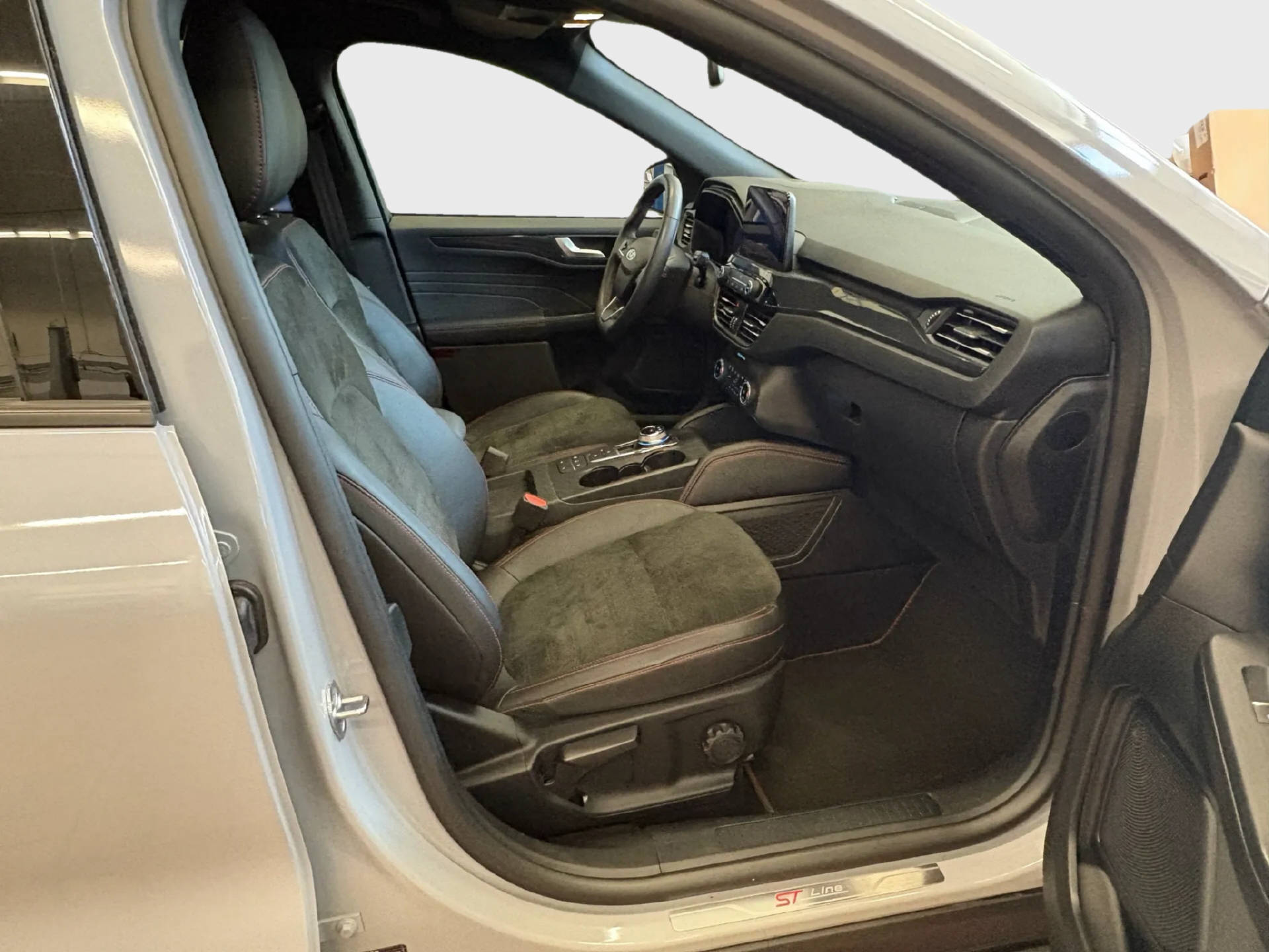 FORD Kuga 2.5 Plug-in Hybrid Graphite Tech Edition-image-11