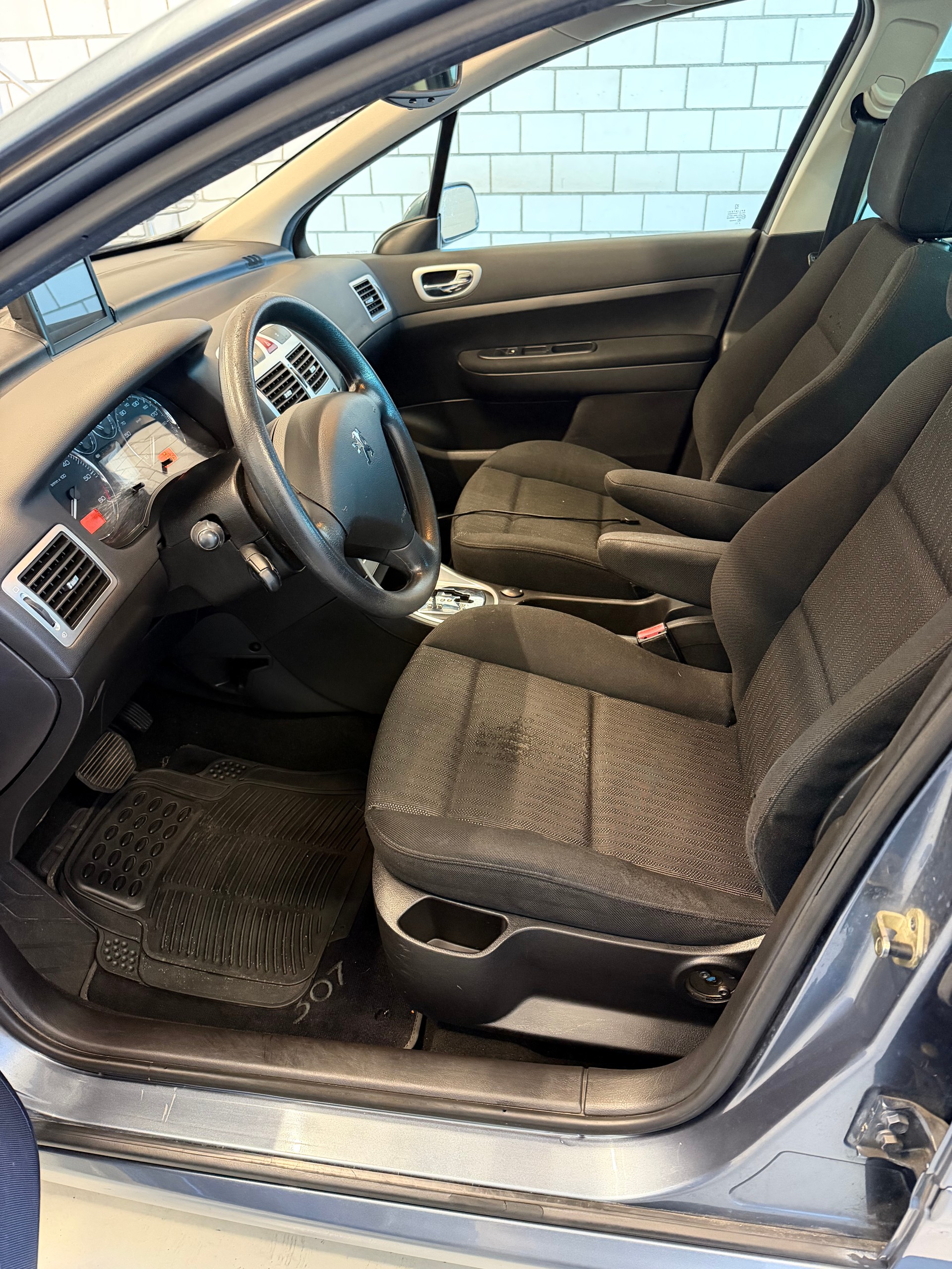 PEUGEOT 307 SW 2.0 HDI Platinum Edition-image-4