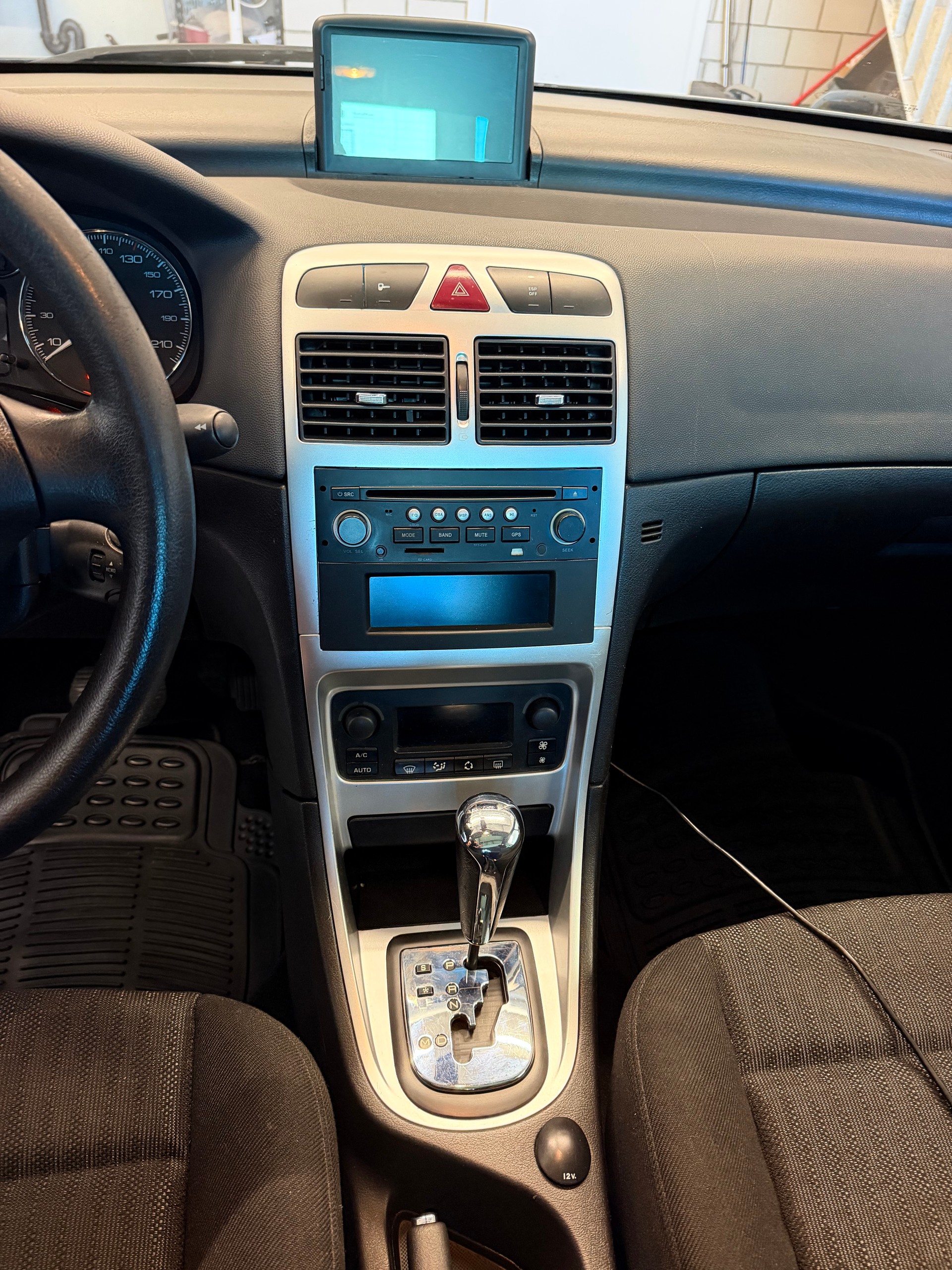 PEUGEOT 307 SW 2.0 HDI Platinum Edition-image-9