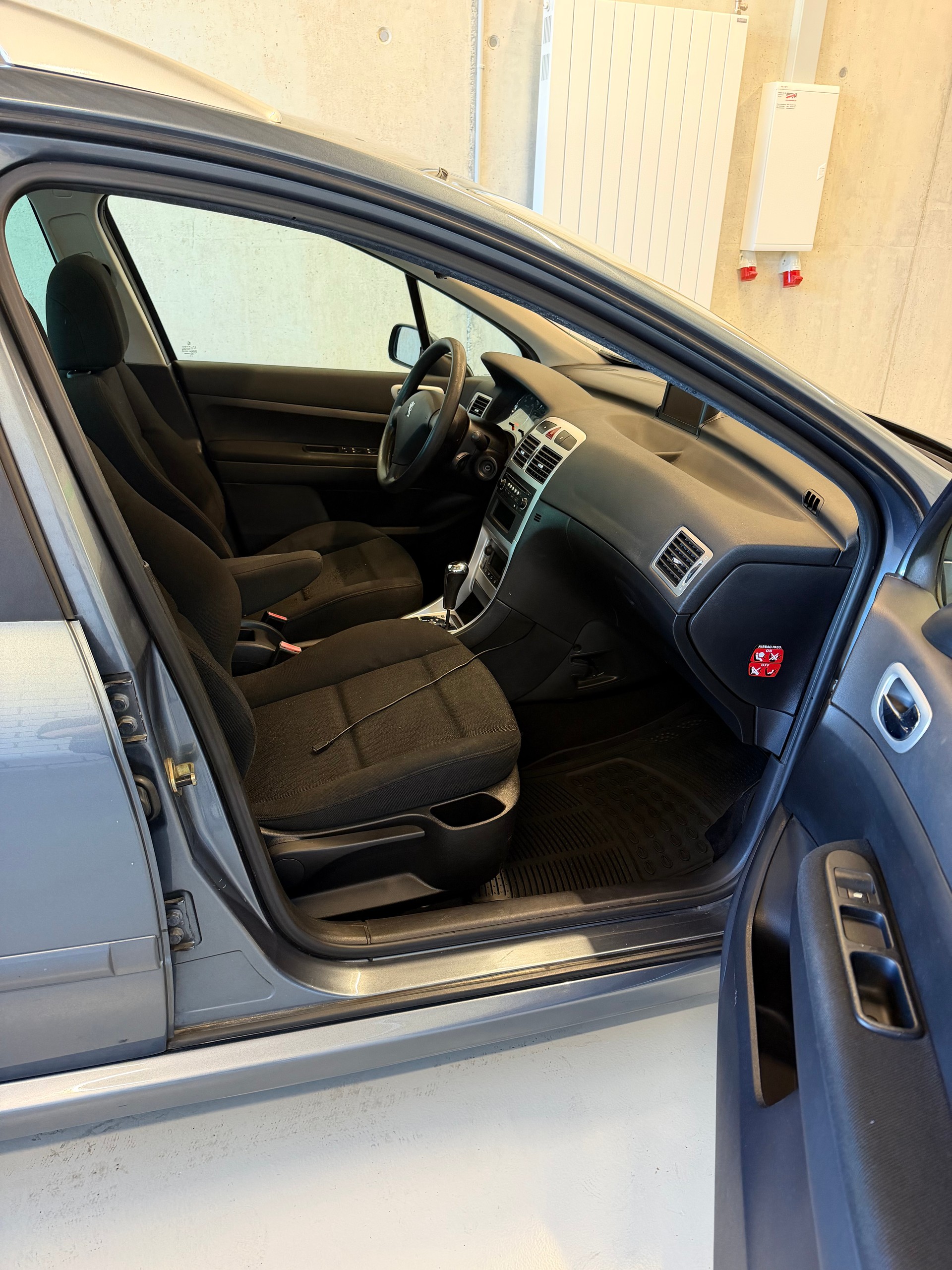 PEUGEOT 307 SW 2.0 HDI Platinum Edition-image-5
