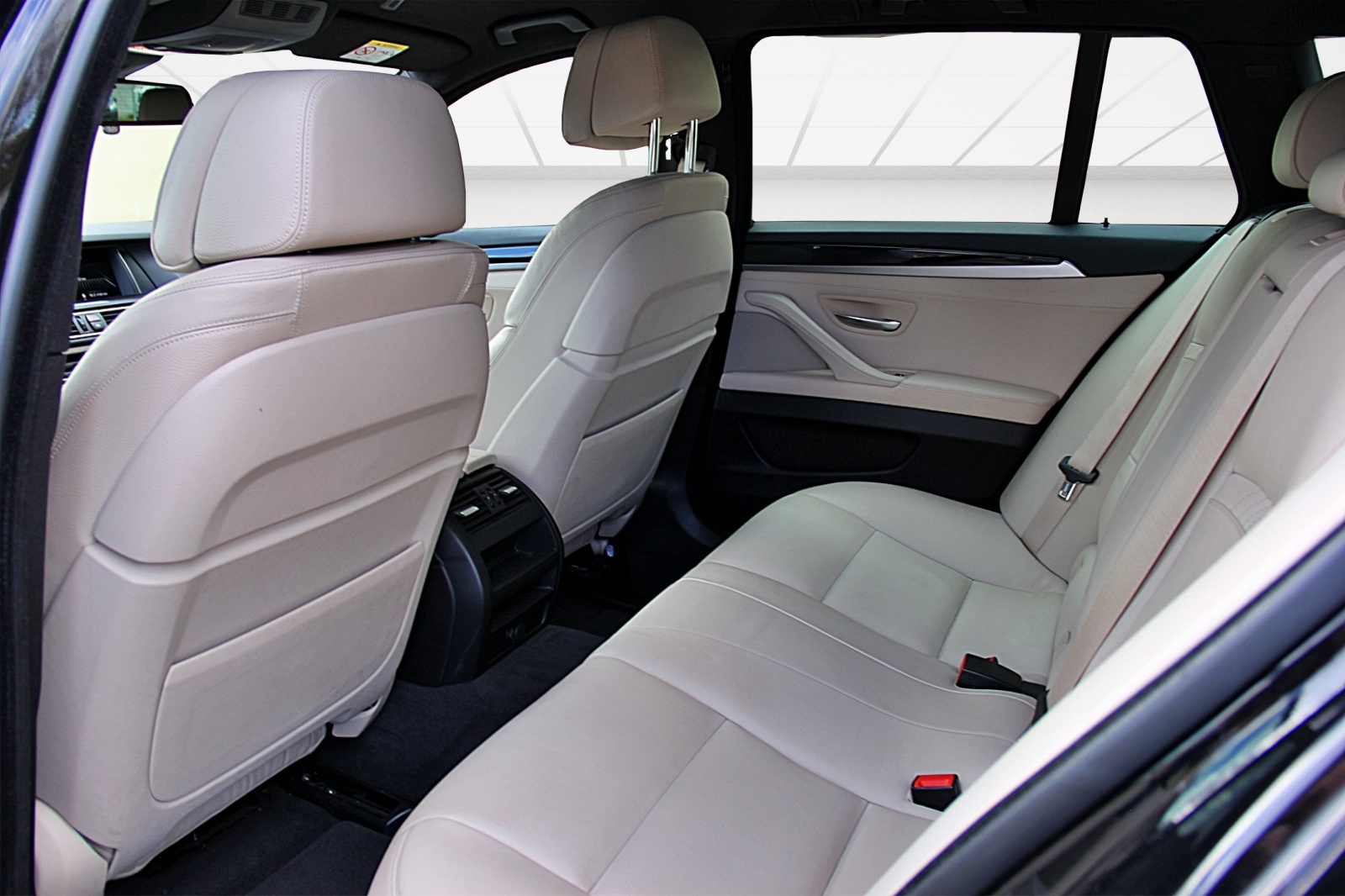 BMW 530d Touring xDrive Platinum Sport Edition-image-9