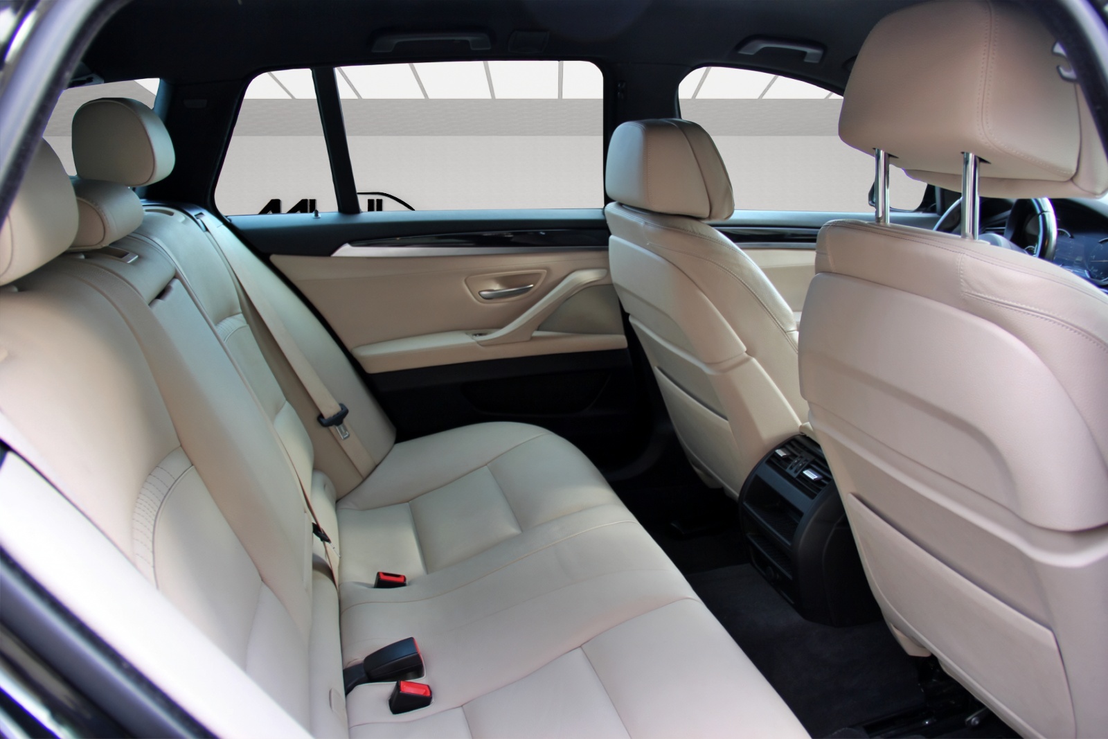 BMW 530d Touring xDrive Platinum Sport Edition-image-11