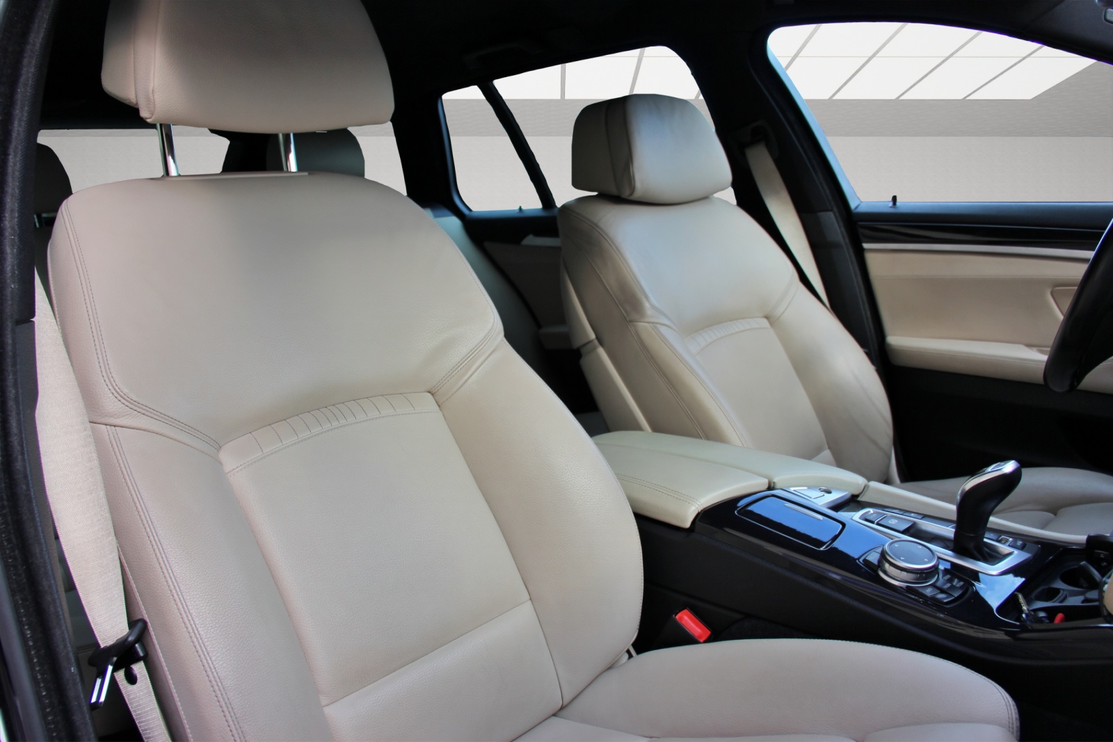 BMW 530d Touring xDrive Platinum Sport Edition-image-13