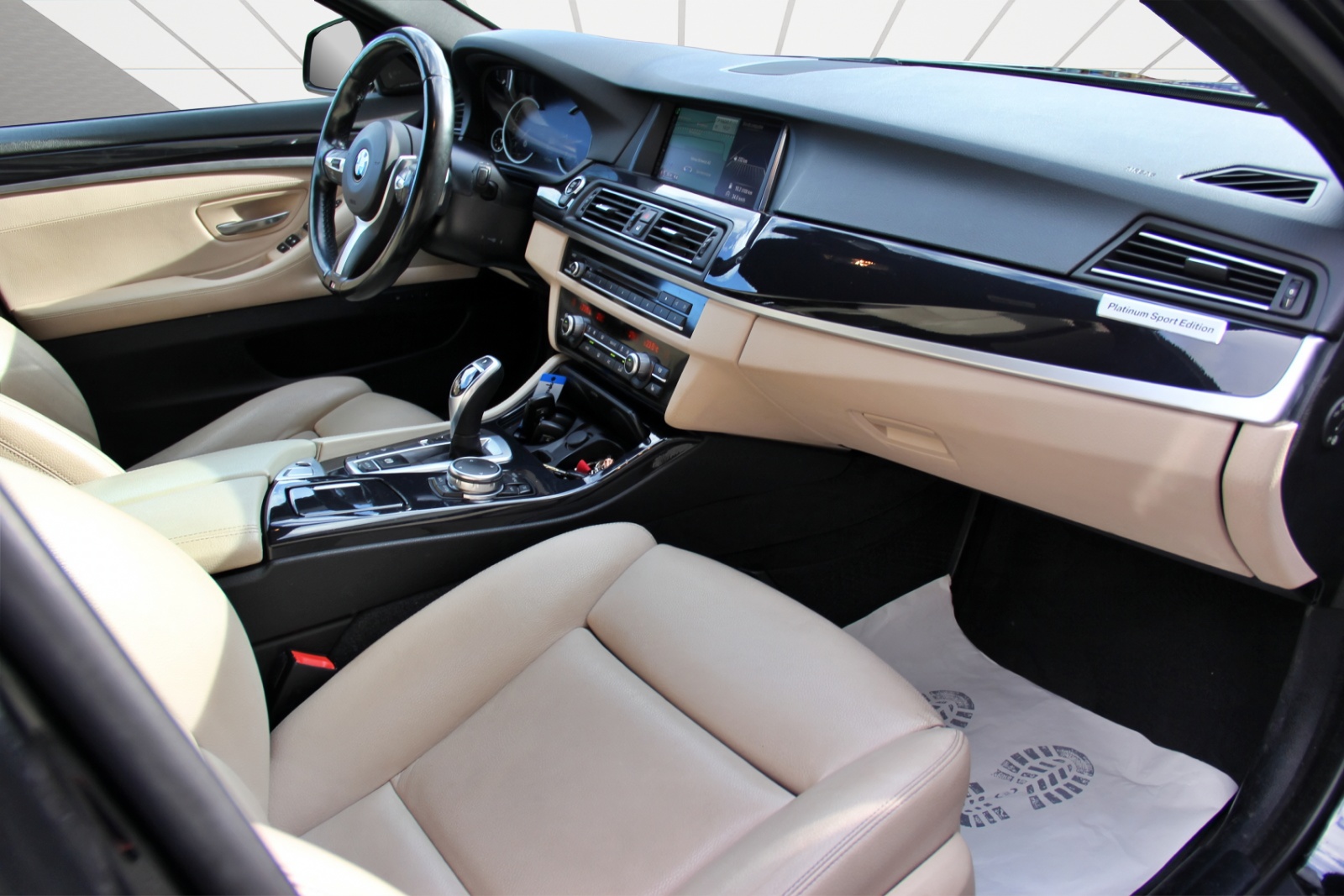 BMW 530d Touring xDrive Platinum Sport Edition-image-12