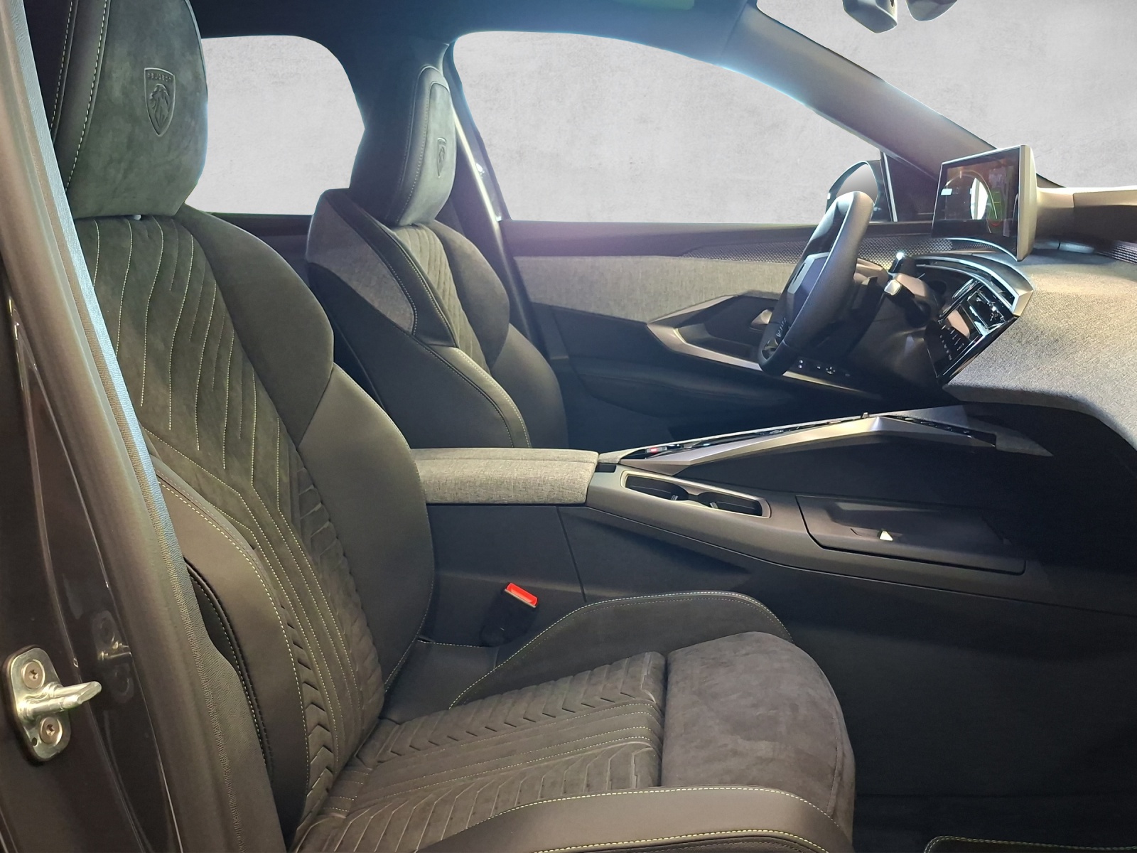 PEUGEOT 5008 1.6 PHEV 225 GT Exclusive-image-12