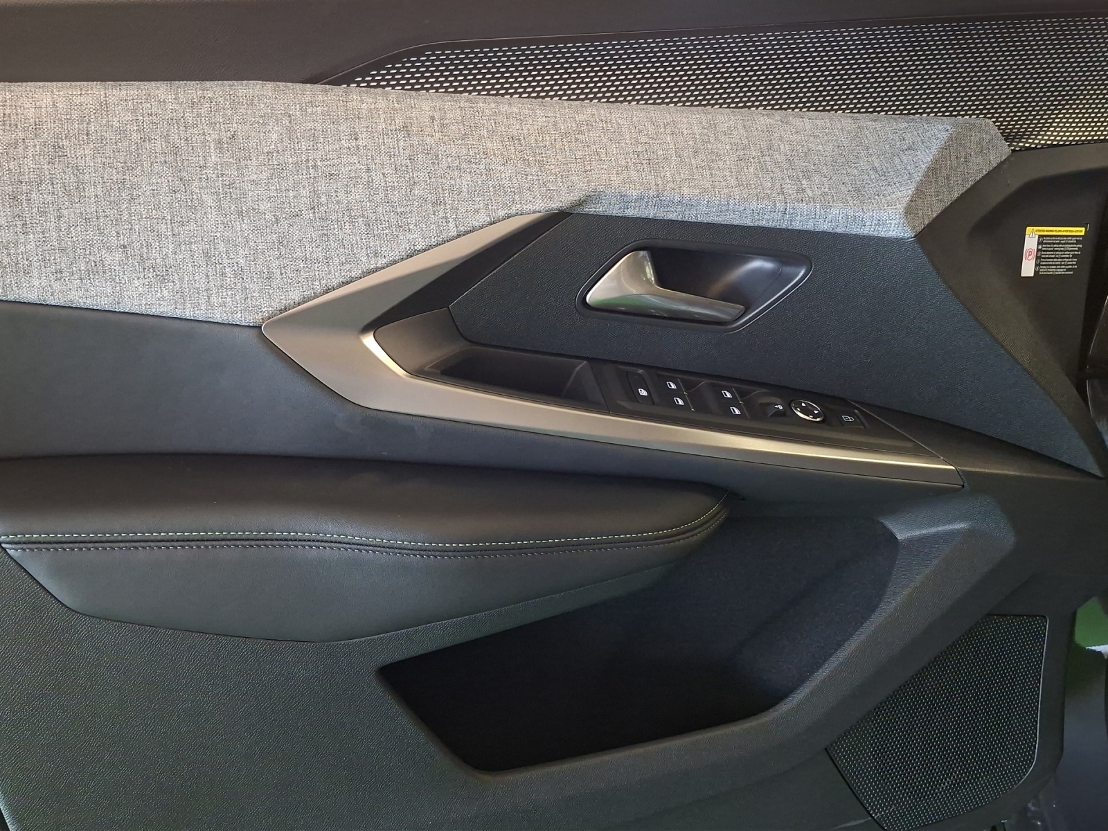 PEUGEOT 5008 1.6 PHEV 225 GT Exclusive-image-10