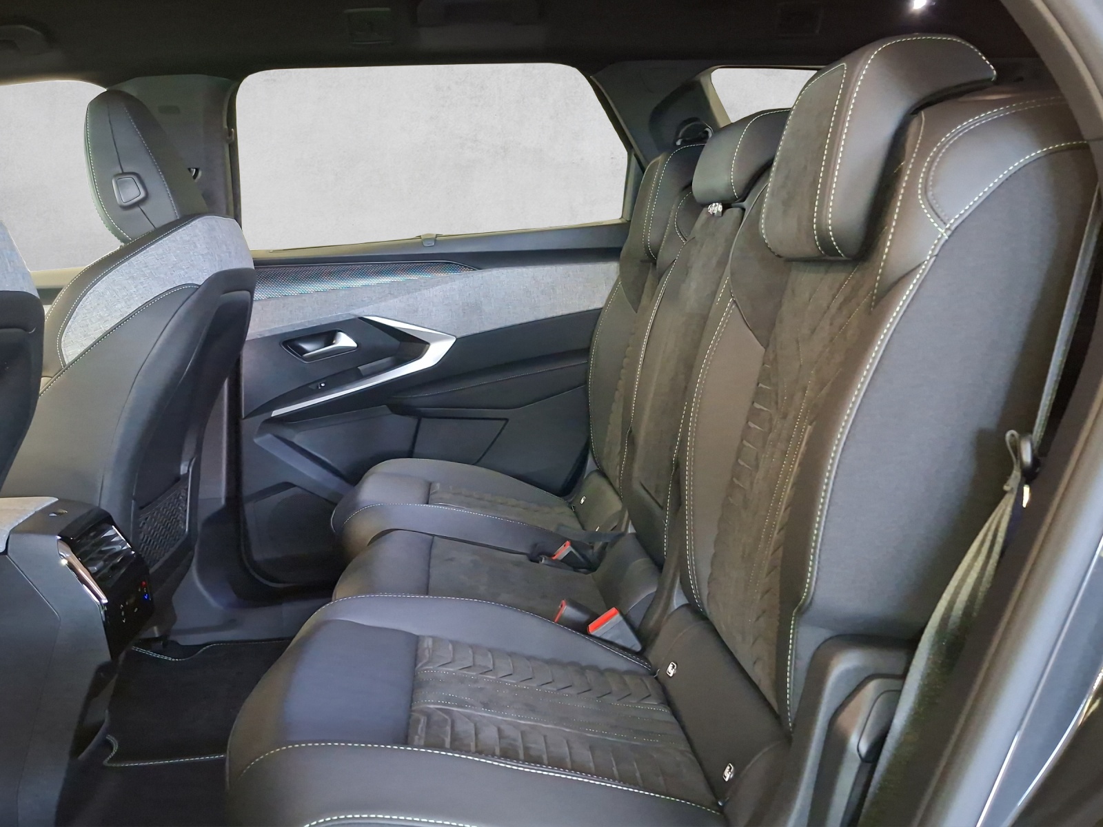 PEUGEOT 5008 1.6 PHEV 225 GT Exclusive-image-13
