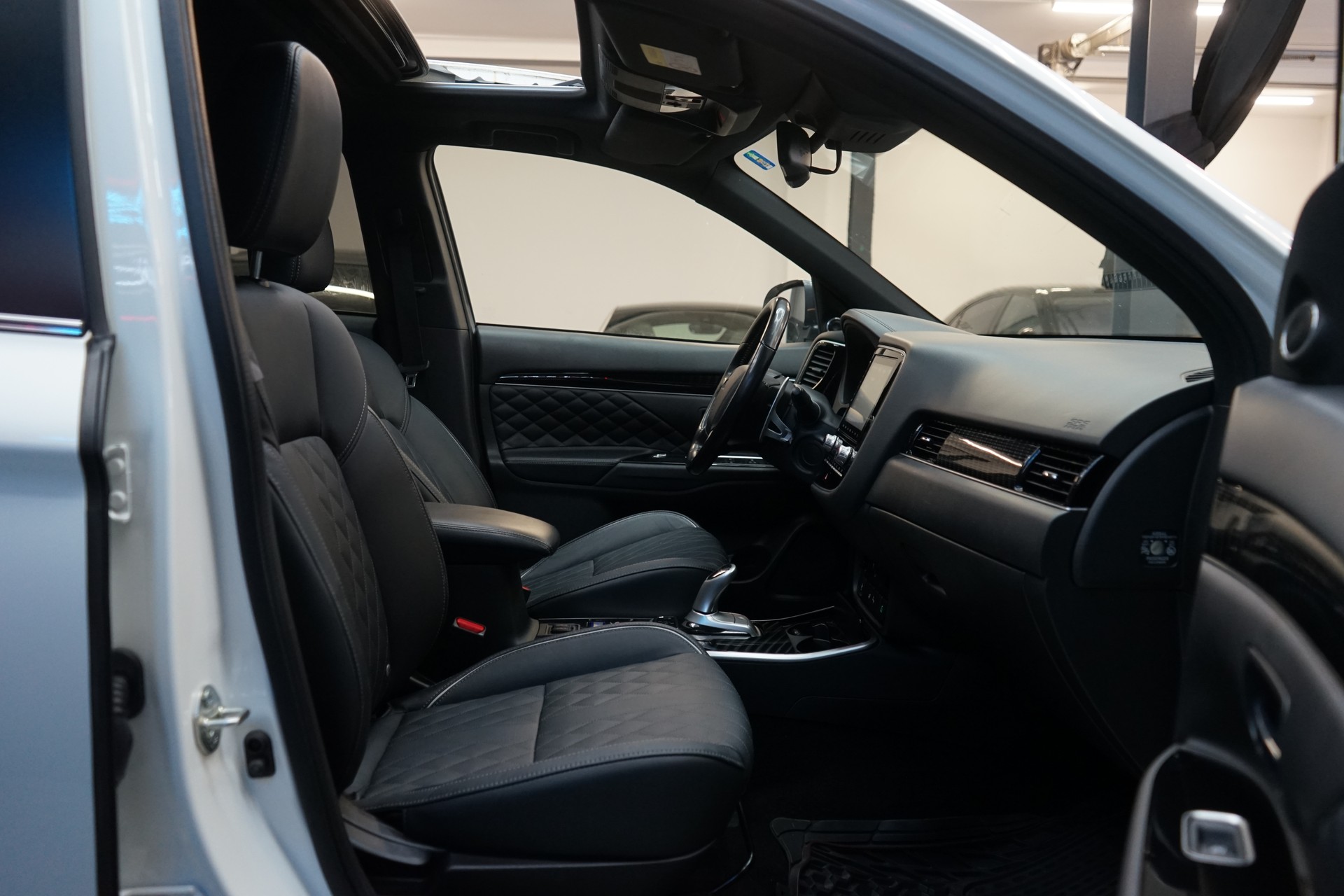 MITSUBISHI Outlander 2.4 PHEV Style 4WD Automatic-image-4