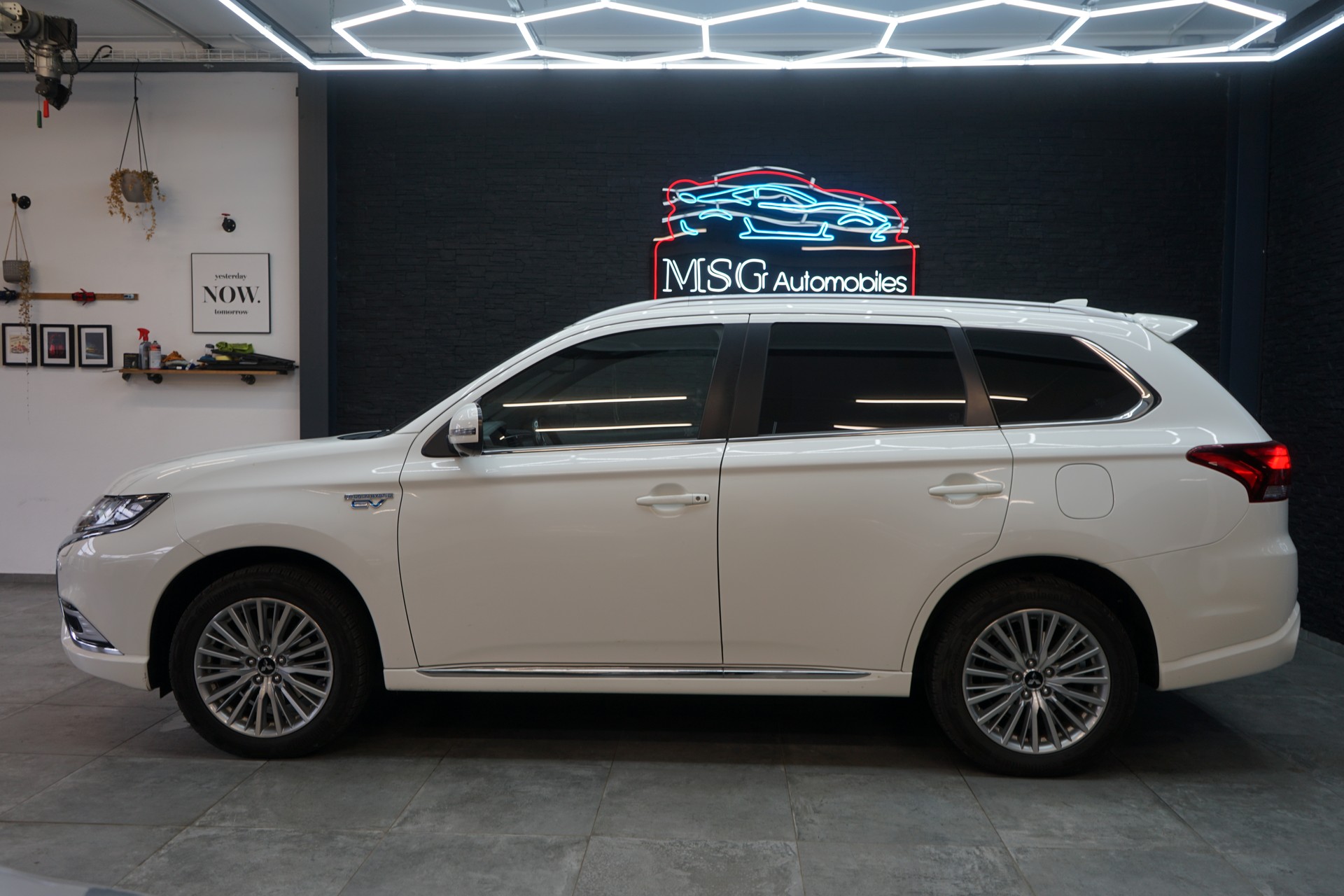 MITSUBISHI Outlander 2.4 PHEV Style 4WD Automatic-showroom-element-1