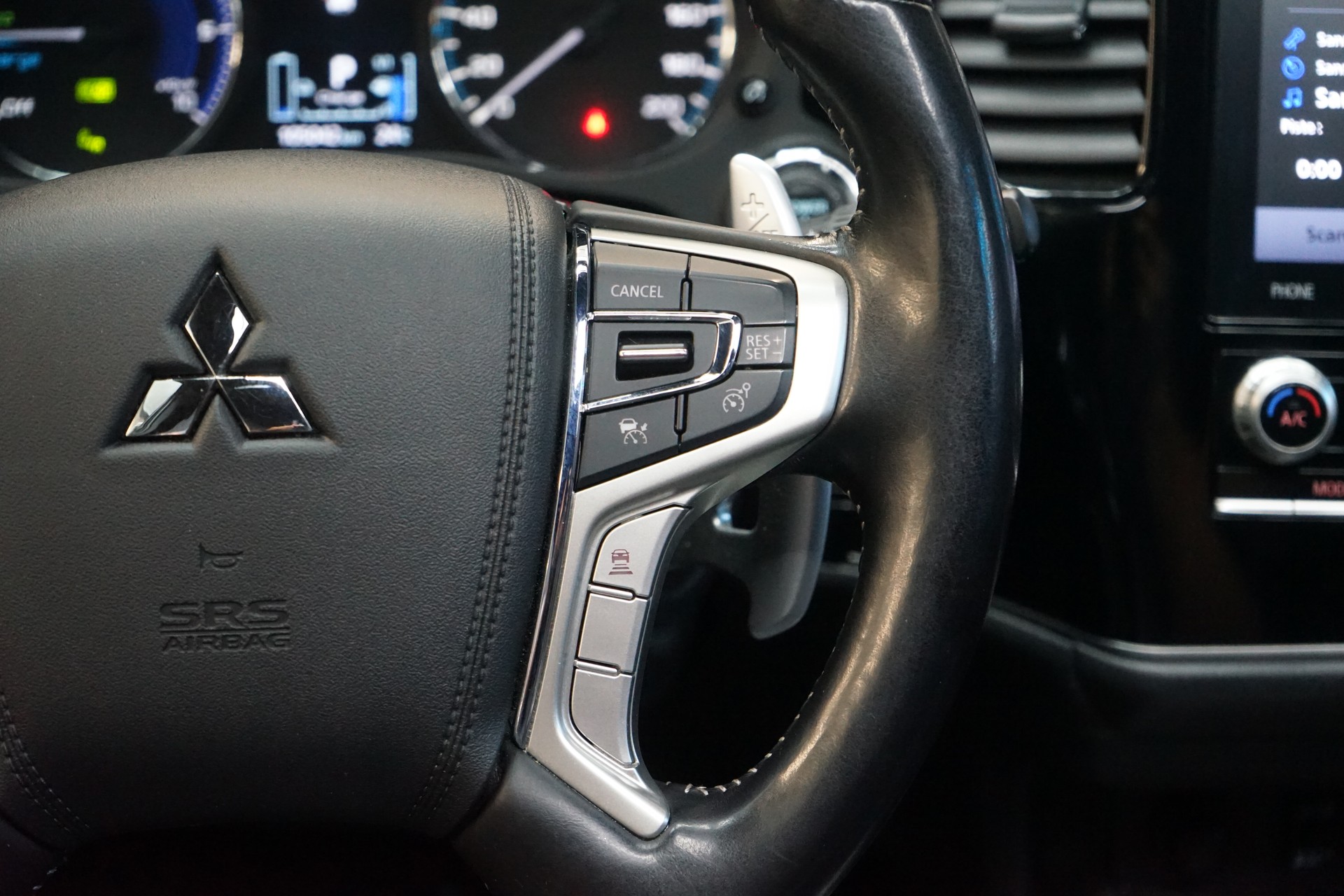 MITSUBISHI Outlander 2.4 PHEV Style 4WD Automatic-image-9