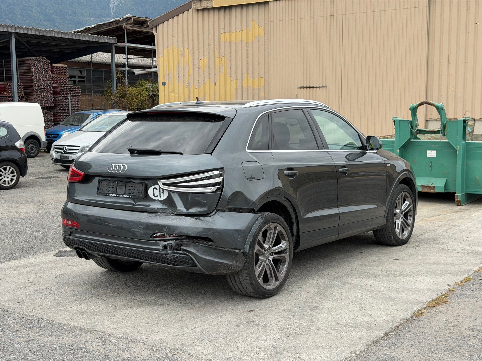 AUDI Q3 2.0 TDI quattro S-tronic S line-image-4