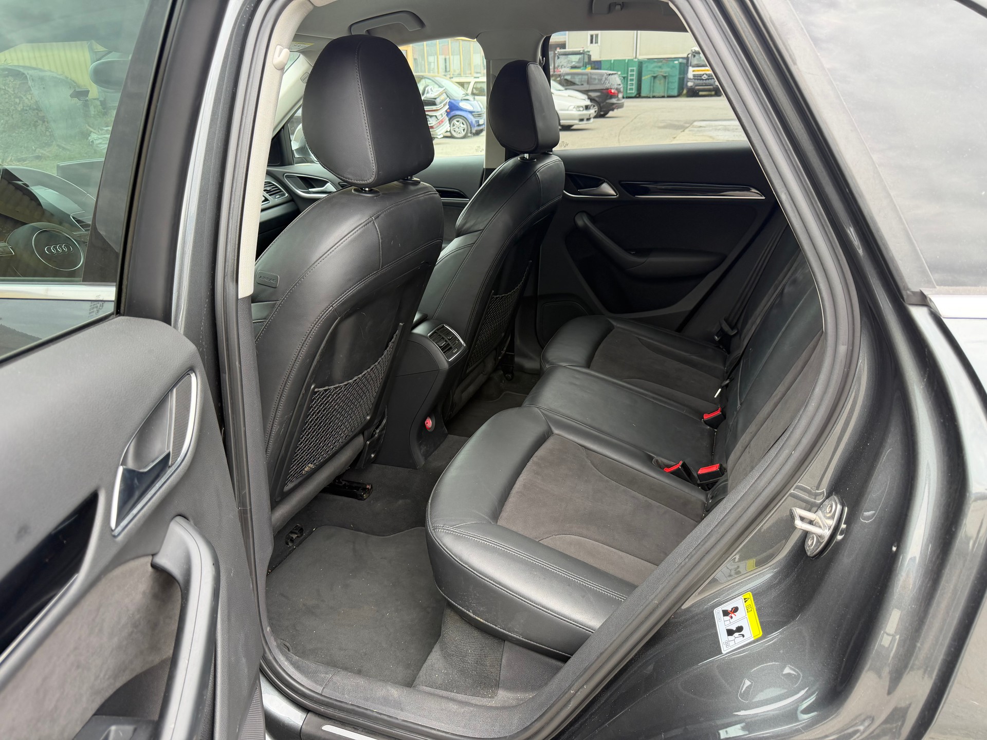 AUDI Q3 2.0 TDI quattro S-tronic S line-image-6