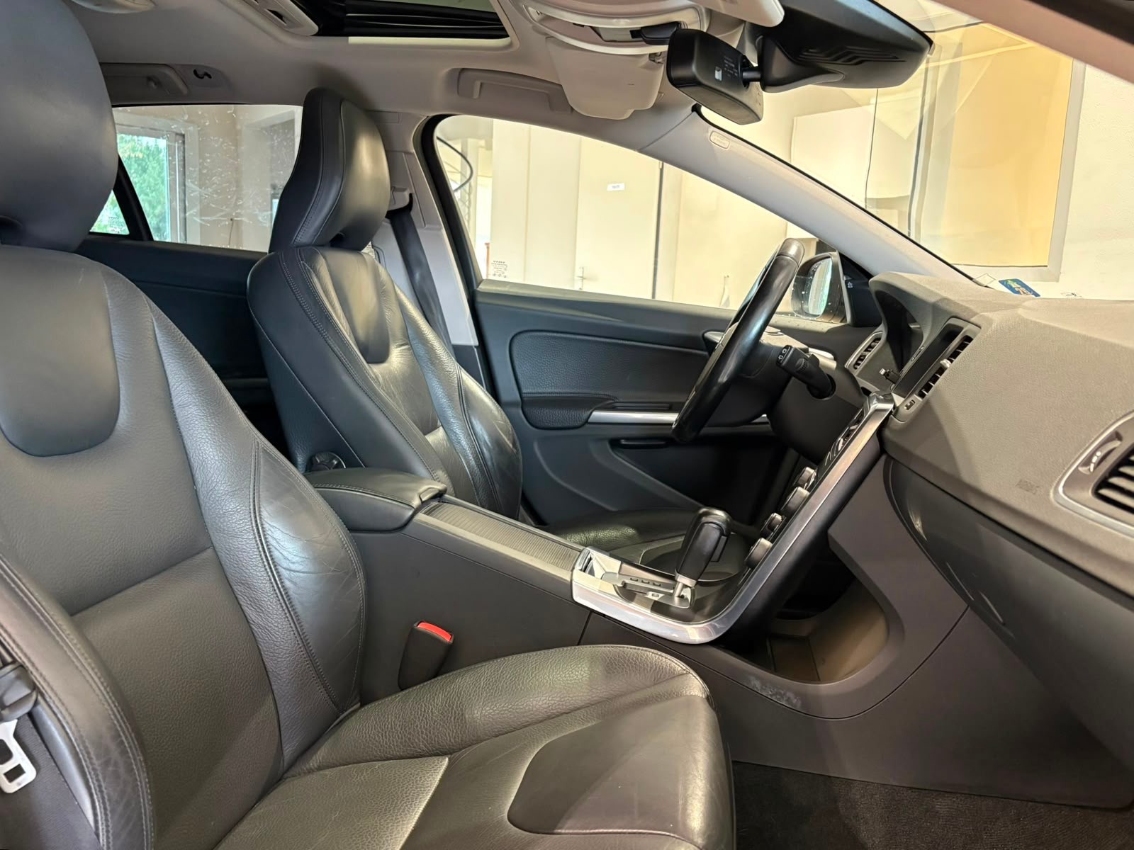 VOLVO V60 T6 AWD Summum Geartronic Automat 304 PS-image-5