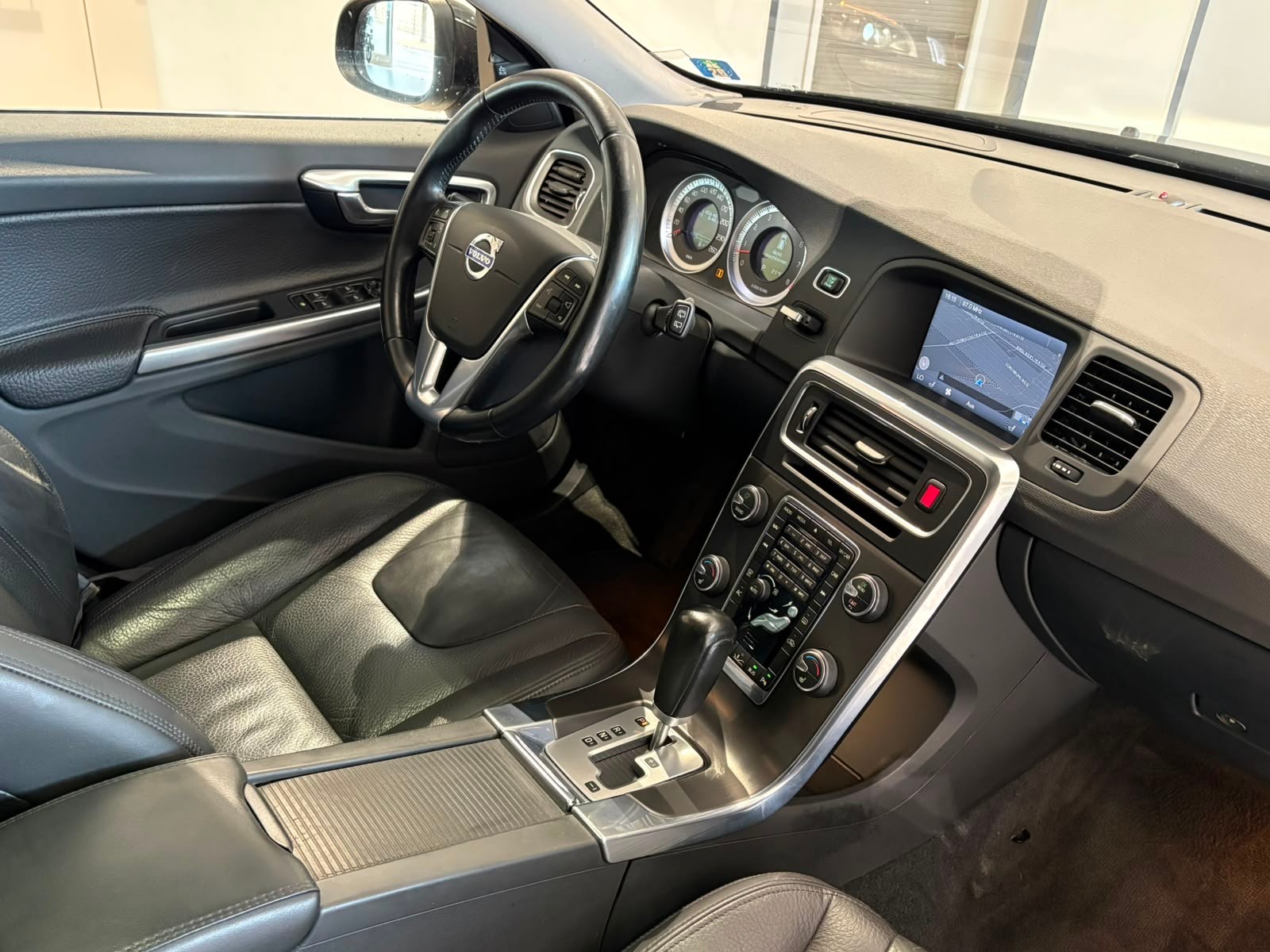 VOLVO V60 T6 AWD Summum Geartronic Automat 304 PS-image-6