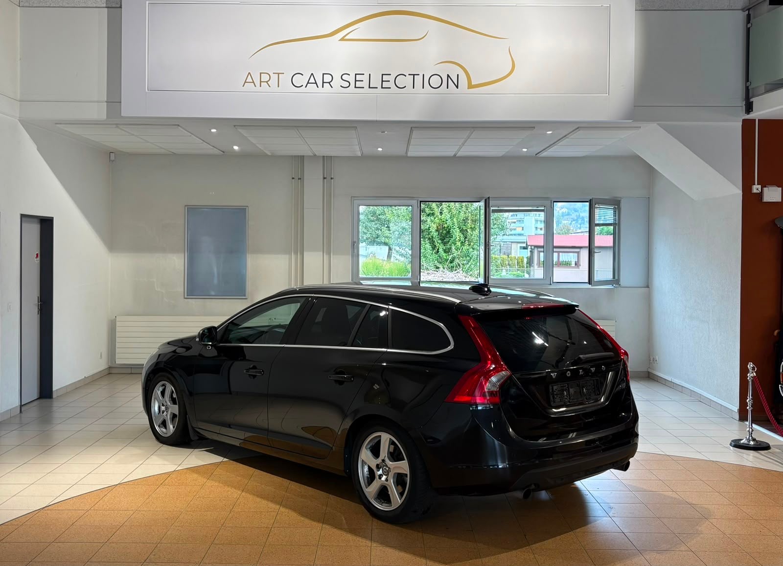 VOLVO V60 T6 AWD Summum Geartronic Automat 304 PS-image-2