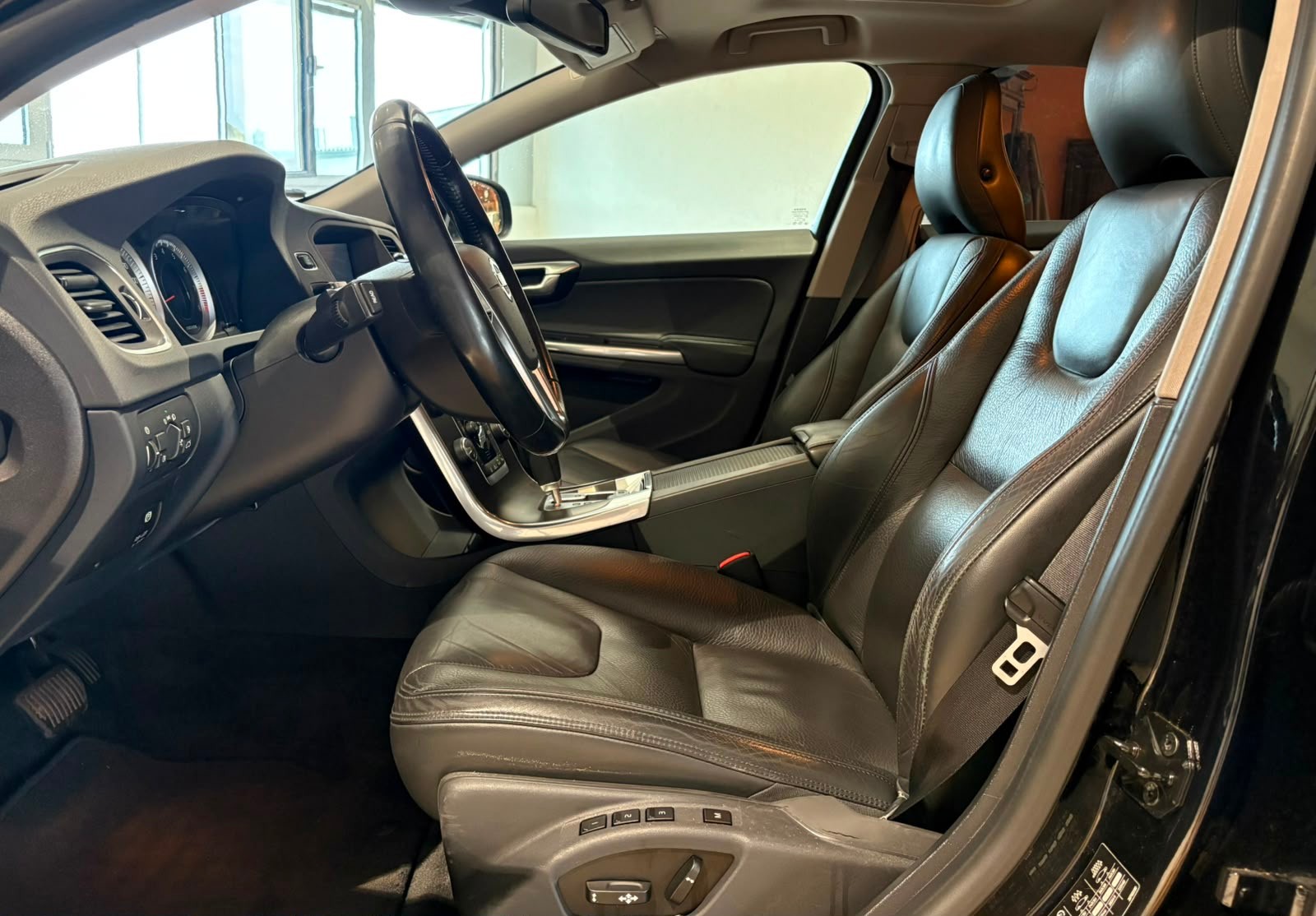 VOLVO V60 T6 AWD Summum Geartronic Automat 304 PS-image-3
