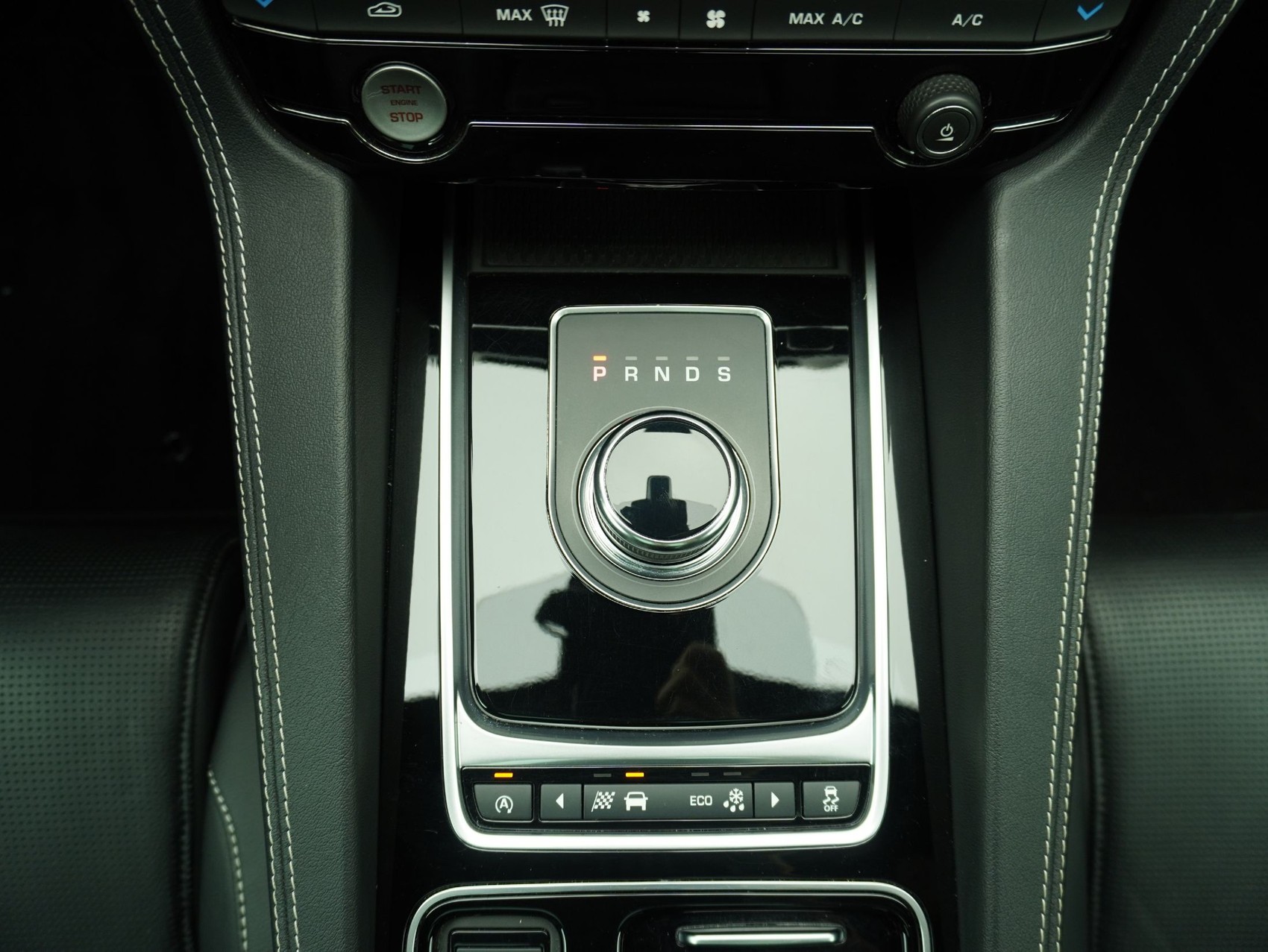 JAGUAR F-Pace 3.0 V6 S/C S AWD-image-14