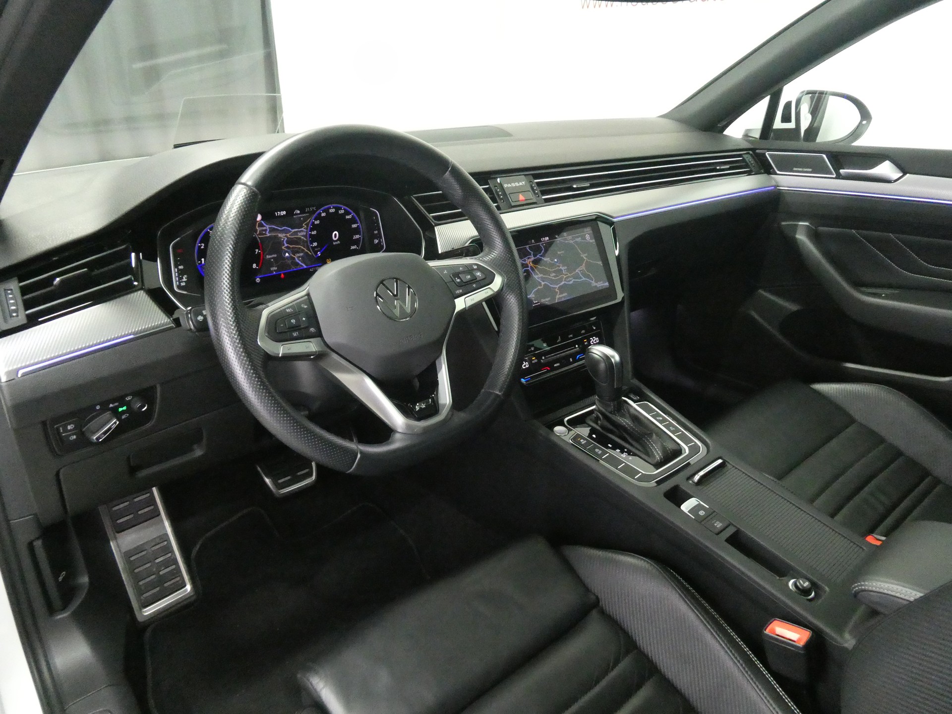 VW Passat Variant 2.0 TSI 4Motion DSG R-Line - Panorama - Leder - IQ Light - Standheizung - 360° Kamera - AHK - 280 PS-image-8