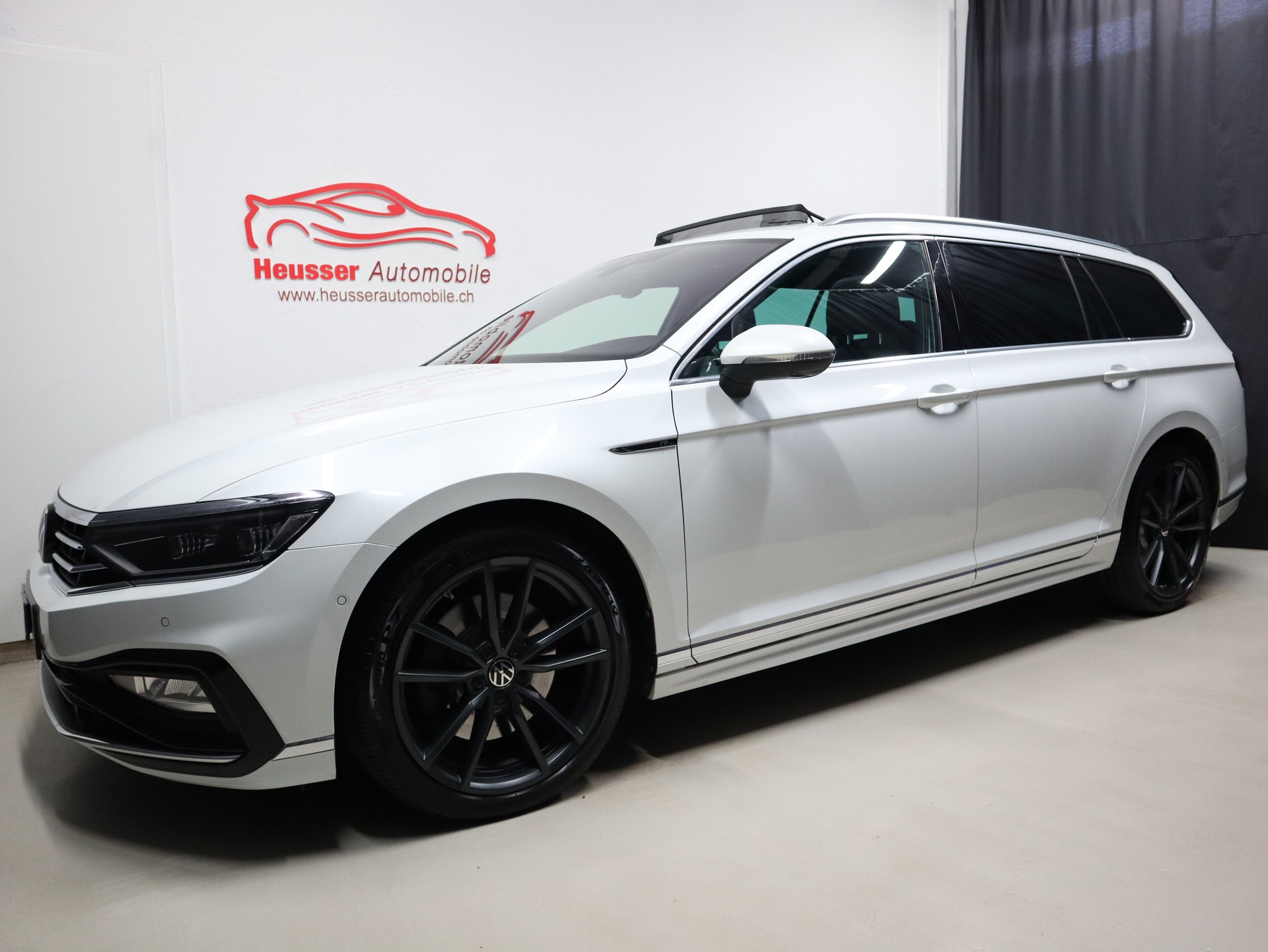VW Passat Variant 2.0 TSI 4Motion DSG R-Line - Panorama - Leder - IQ Light - Standheizung - 360° Kamera - AHK - 280 PS-showroom-element-1