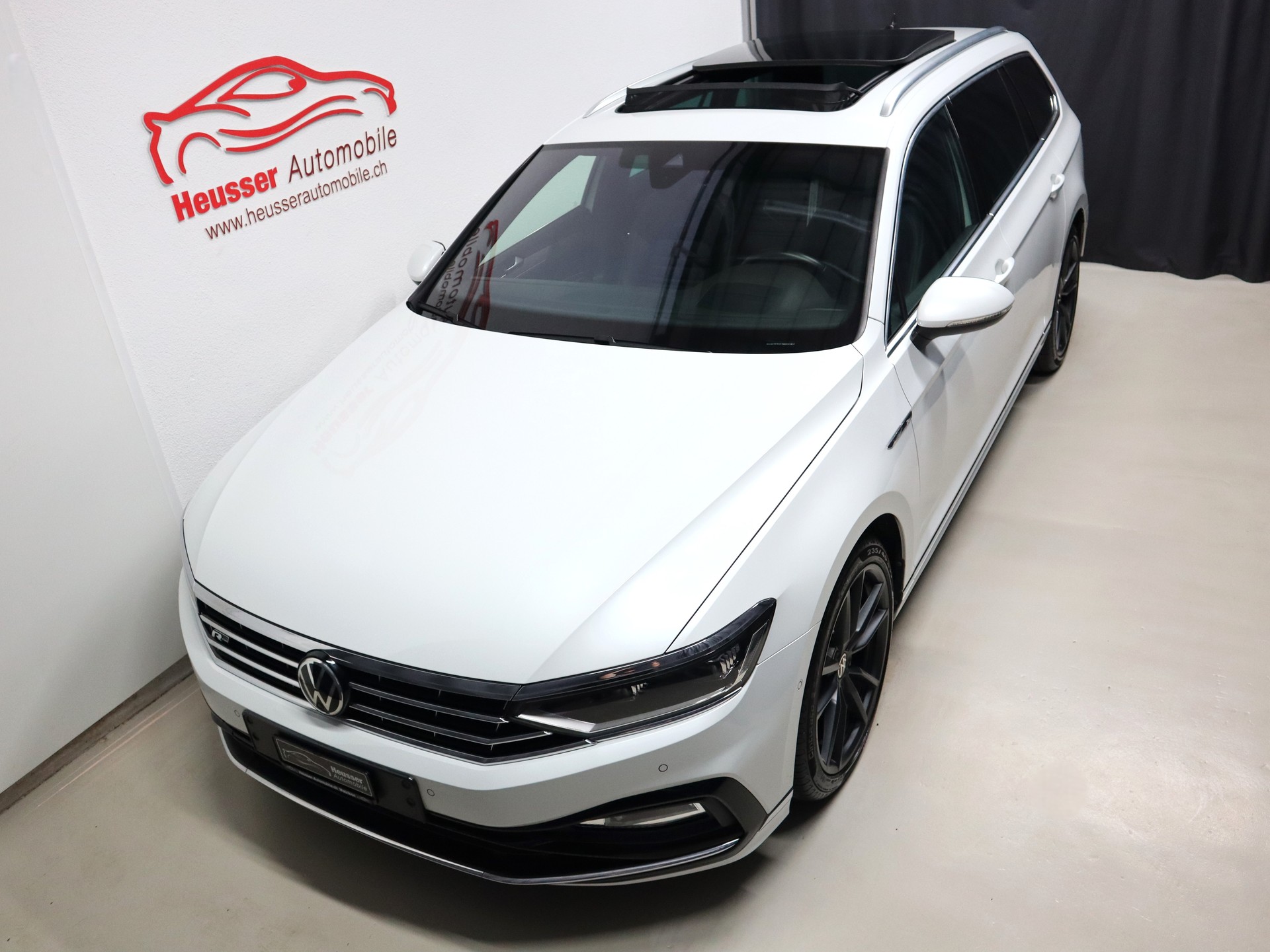 VW Passat Variant 2.0 TSI 4Motion DSG R-Line - Panorama - Leder - IQ Light - Standheizung - 360° Kamera - AHK - 280 PS-showroom-element-2