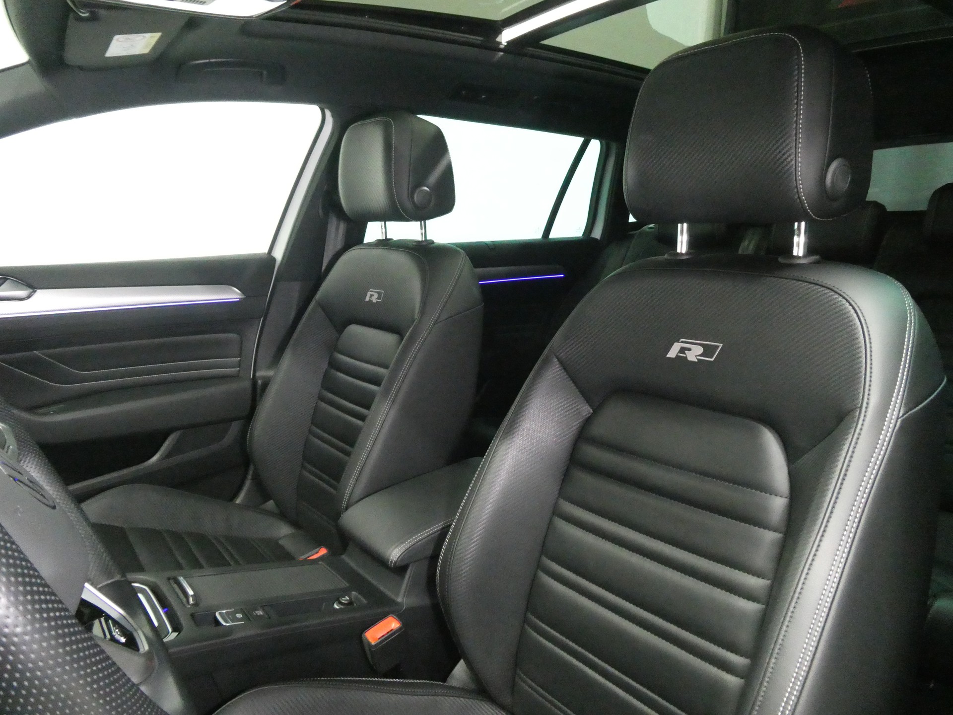 VW Passat Variant 2.0 TSI 4Motion DSG R-Line - Panorama - Leder - IQ Light - Standheizung - 360° Kamera - AHK - 280 PS-image-9