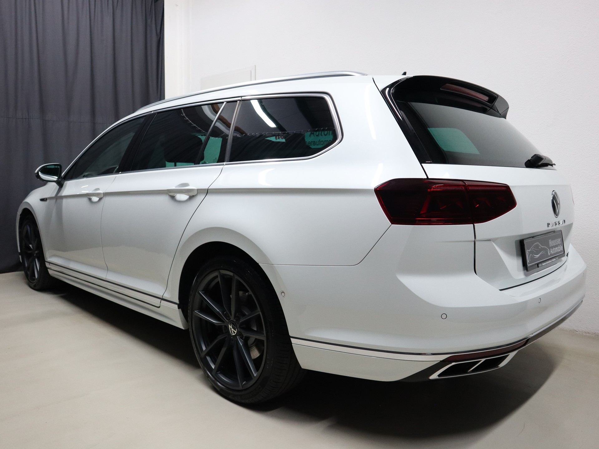VW Passat Variant 2.0 TSI 4Motion DSG R-Line - Panorama - Leder - IQ Light - Standheizung - 360° Kamera - AHK - 280 PS-showroom-element-3