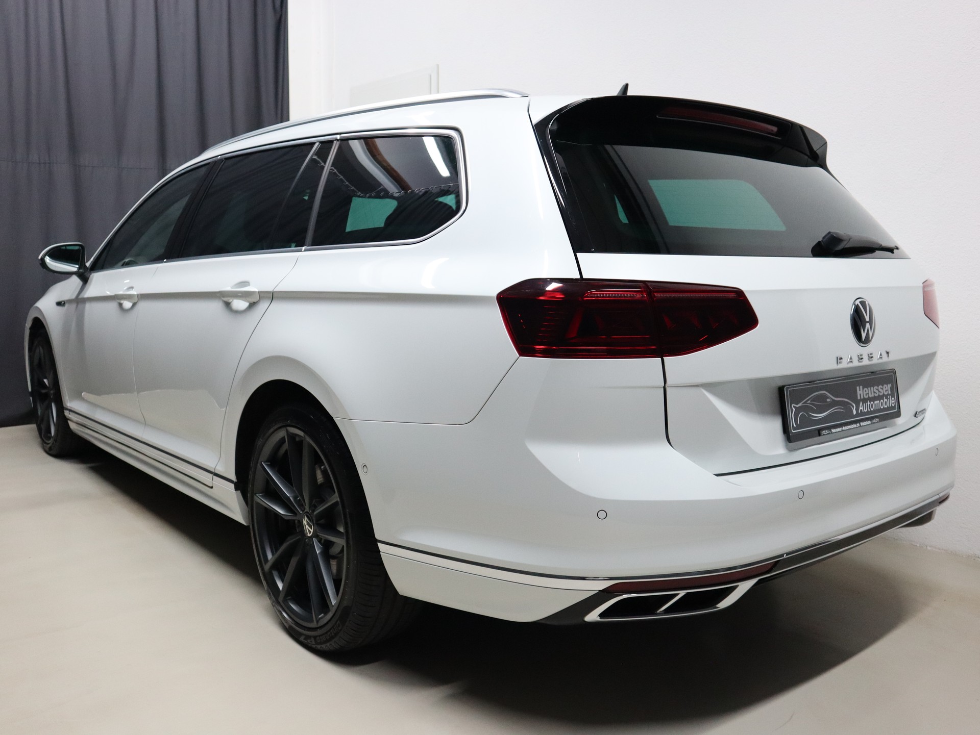 VW Passat Variant 2.0 TSI 4Motion DSG R-Line - Panorama - Leder - IQ Light - Standheizung - 360° Kamera - AHK - 280 PS-image-4