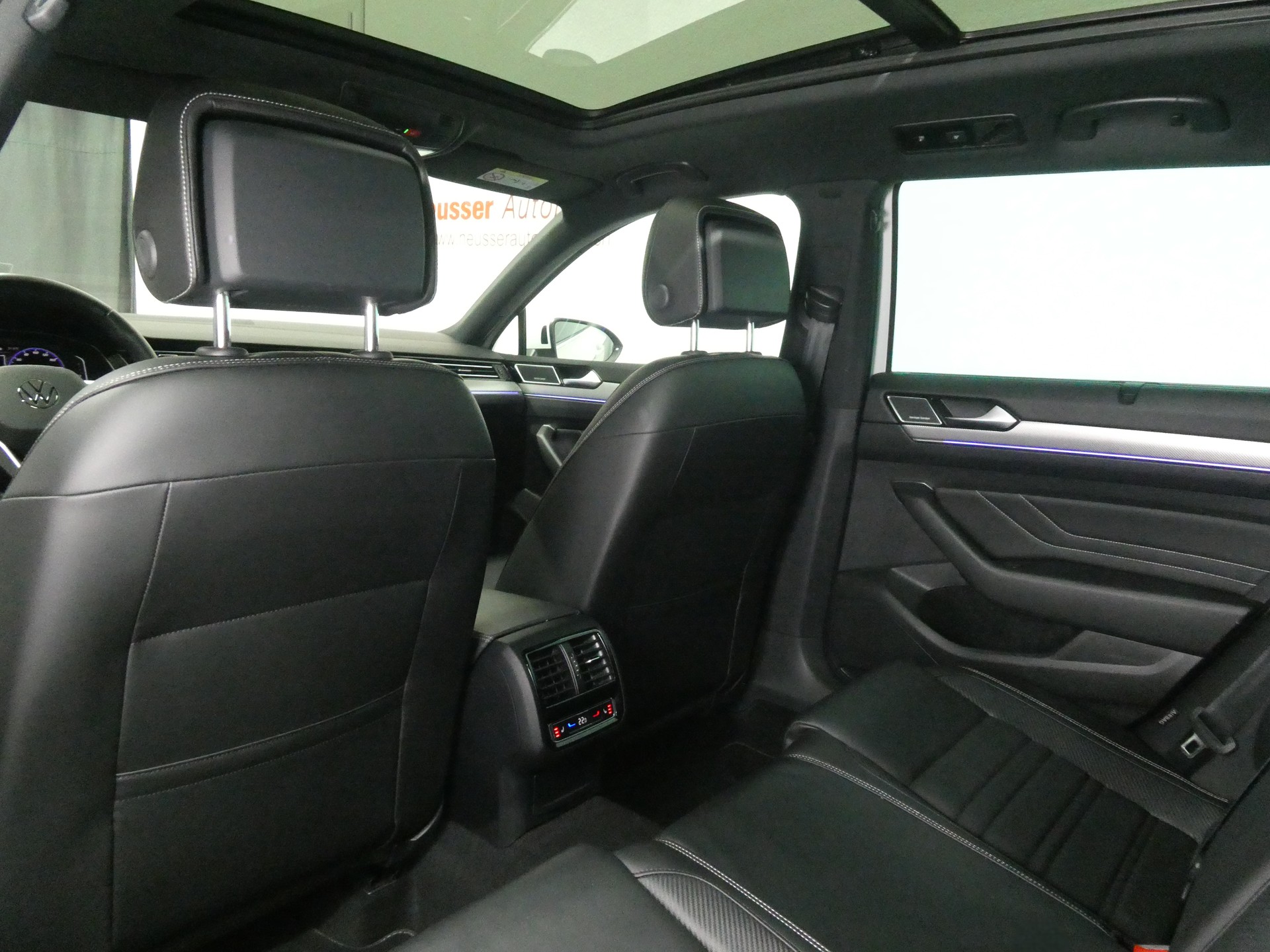 VW Passat Variant 2.0 TSI 4Motion DSG R-Line - Panorama - Leder - IQ Light - Standheizung - 360° Kamera - AHK - 280 PS-image-10