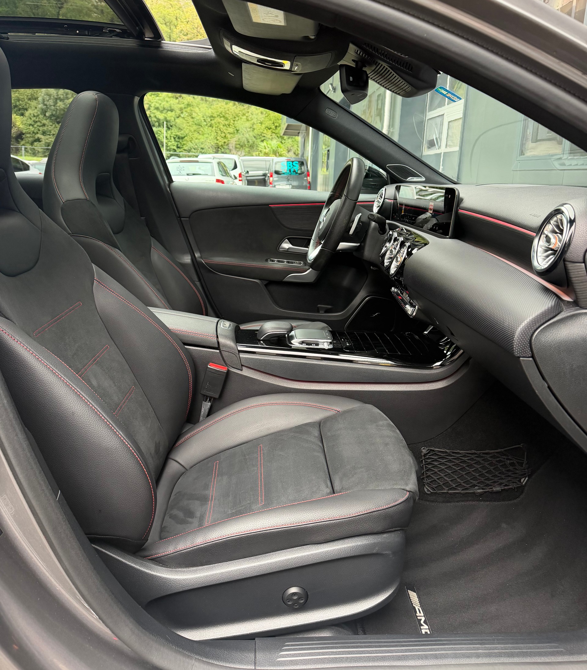 MERCEDES-BENZ A 250 AMG Line 7G-DCT-image-10