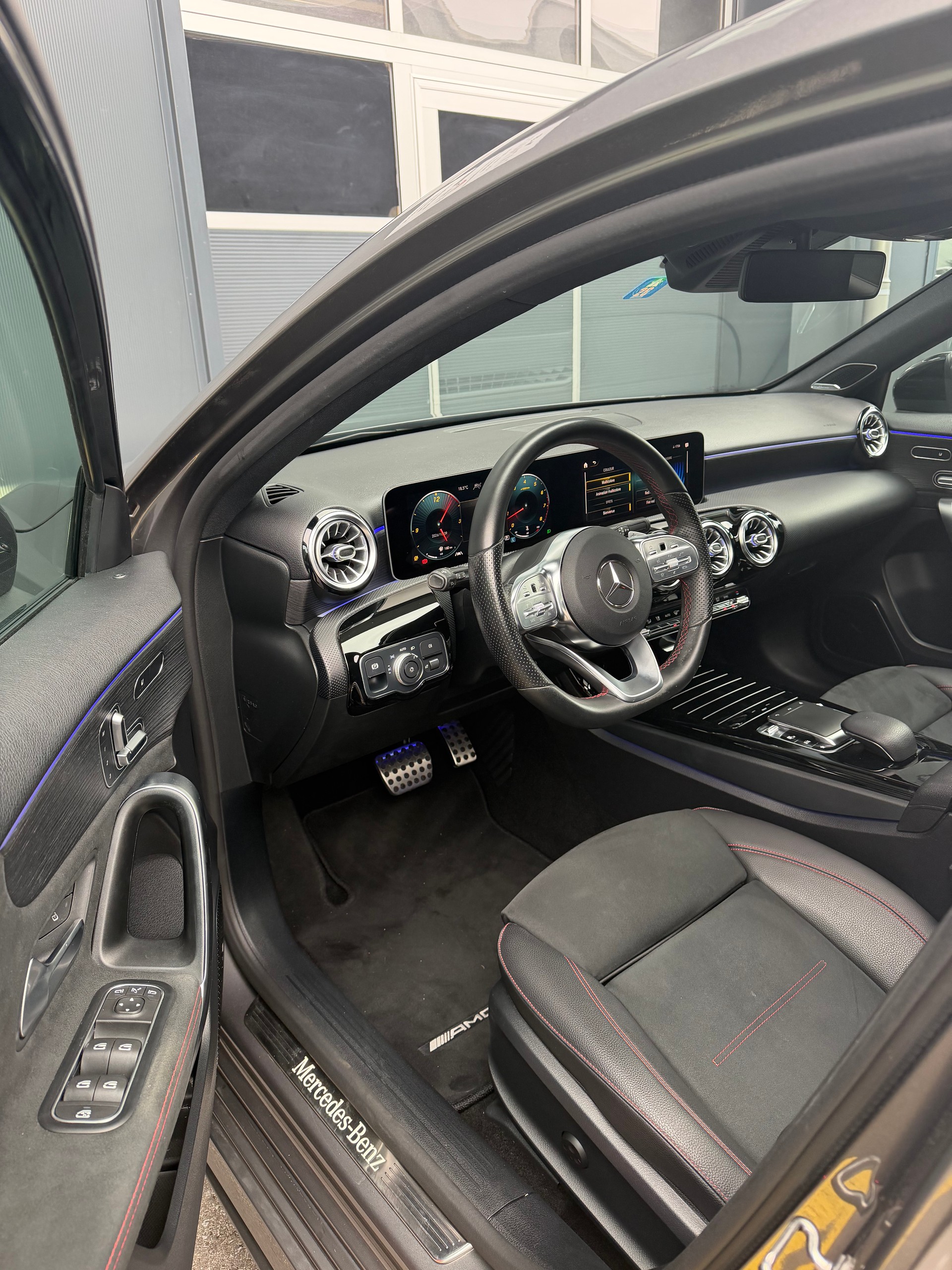 MERCEDES-BENZ A 250 AMG Line 7G-DCT-image-12