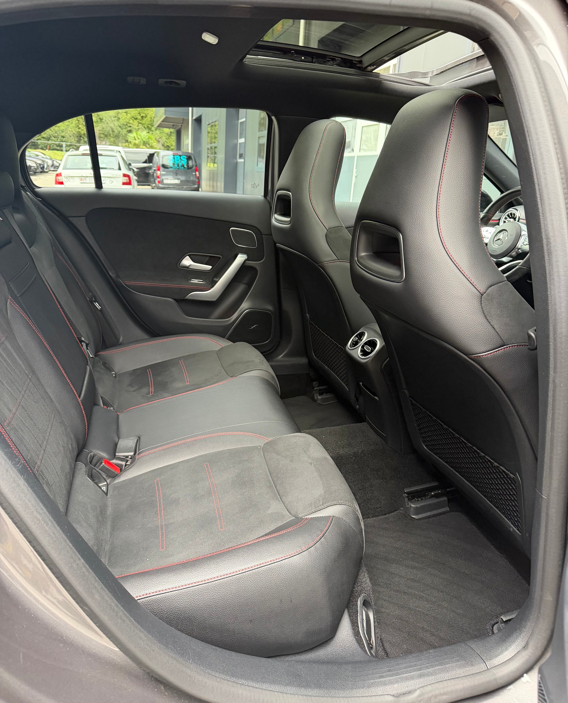 MERCEDES-BENZ A 250 AMG Line 7G-DCT-image-8