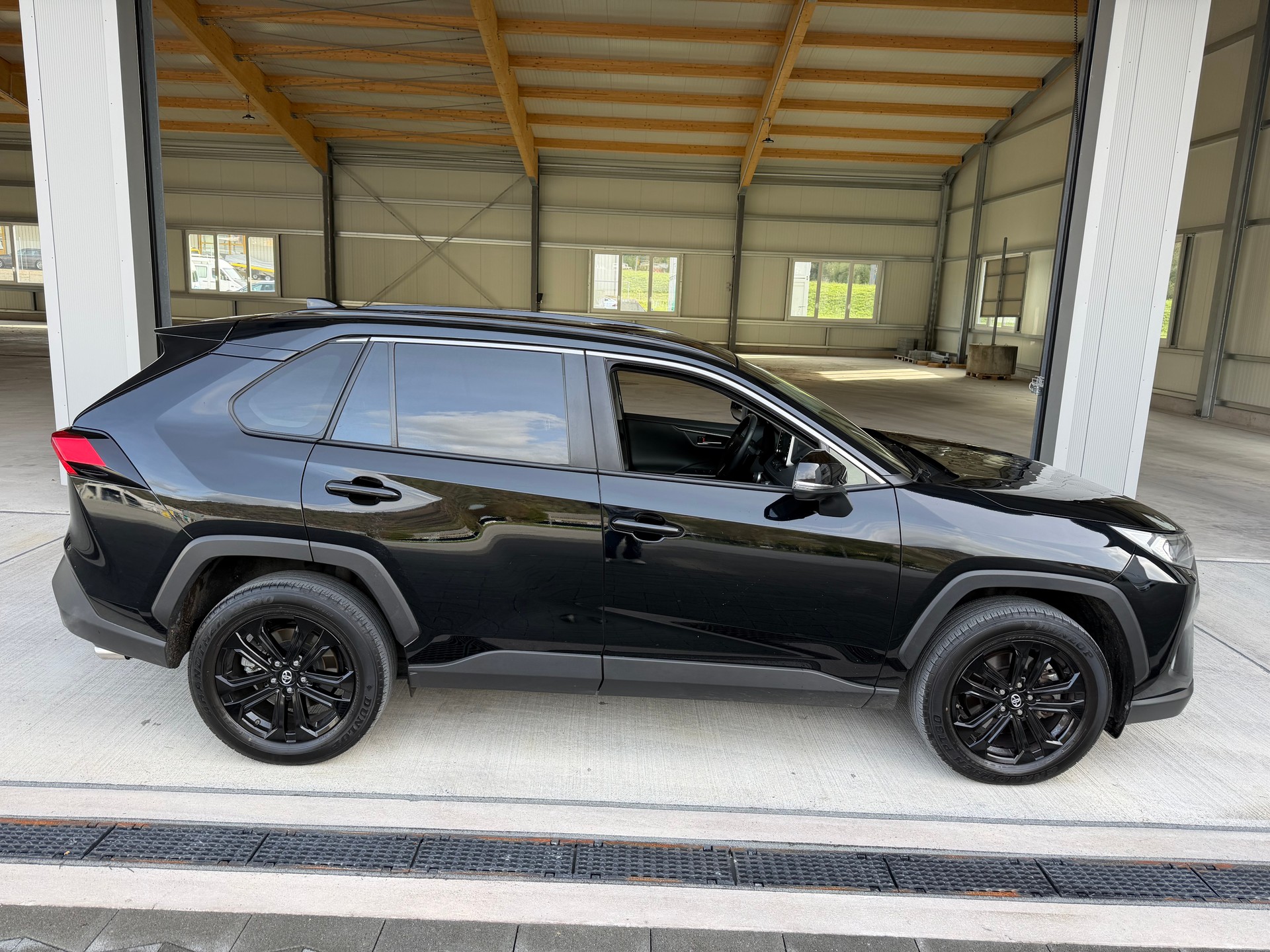 TOYOTA RAV-4 2.0 TREND MULTIDRIVE S 4WD !! CH WAGEN . AUTOMAT. BENZIN MIT 175 PS. NUR 19`800 KM. "HAGELSCHADEN"-showroom-element-1