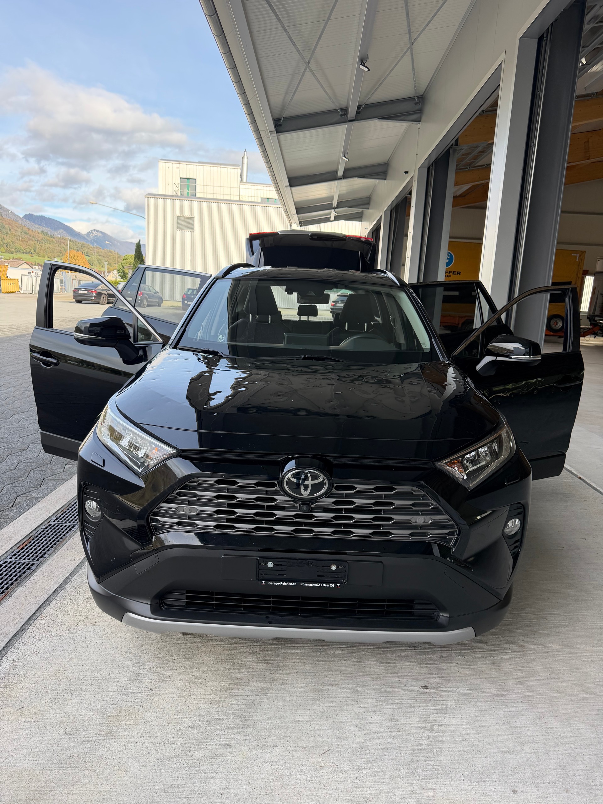 TOYOTA RAV-4 2.0 TREND MULTIDRIVE S 4WD !! CH WAGEN . AUTOMAT. BENZIN MIT 175 PS. NUR 19`800 KM. "HAGELSCHADEN"-showroom-element-2