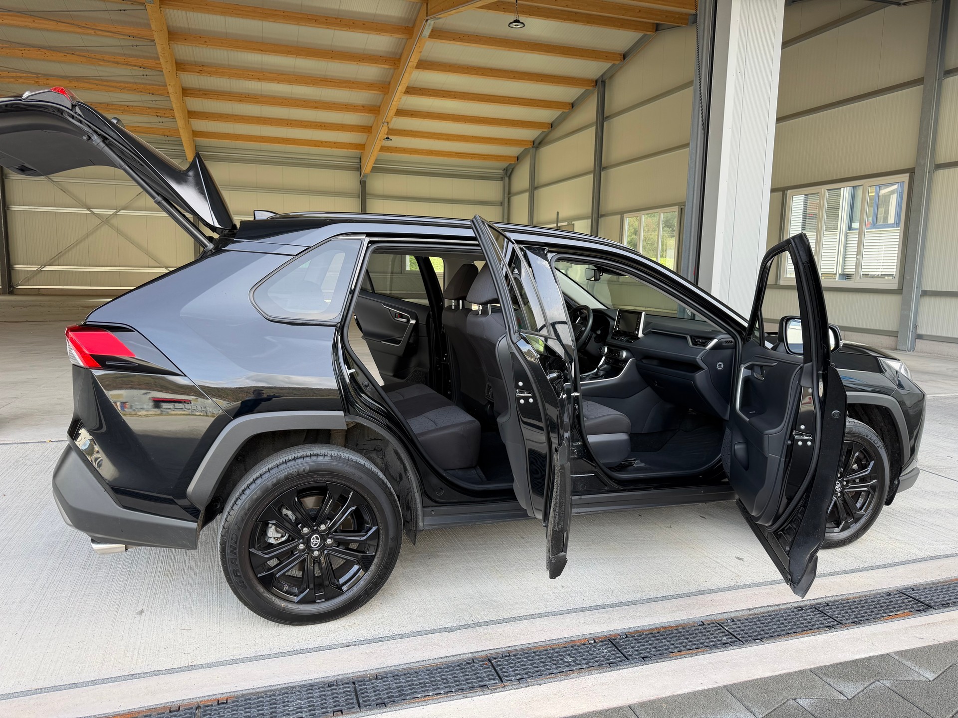 TOYOTA RAV-4 2.0 TREND MULTIDRIVE S 4WD !! CH WAGEN . AUTOMAT. BENZIN MIT 175 PS. NUR 19`800 KM. "HAGELSCHADEN"-showroom-element-3