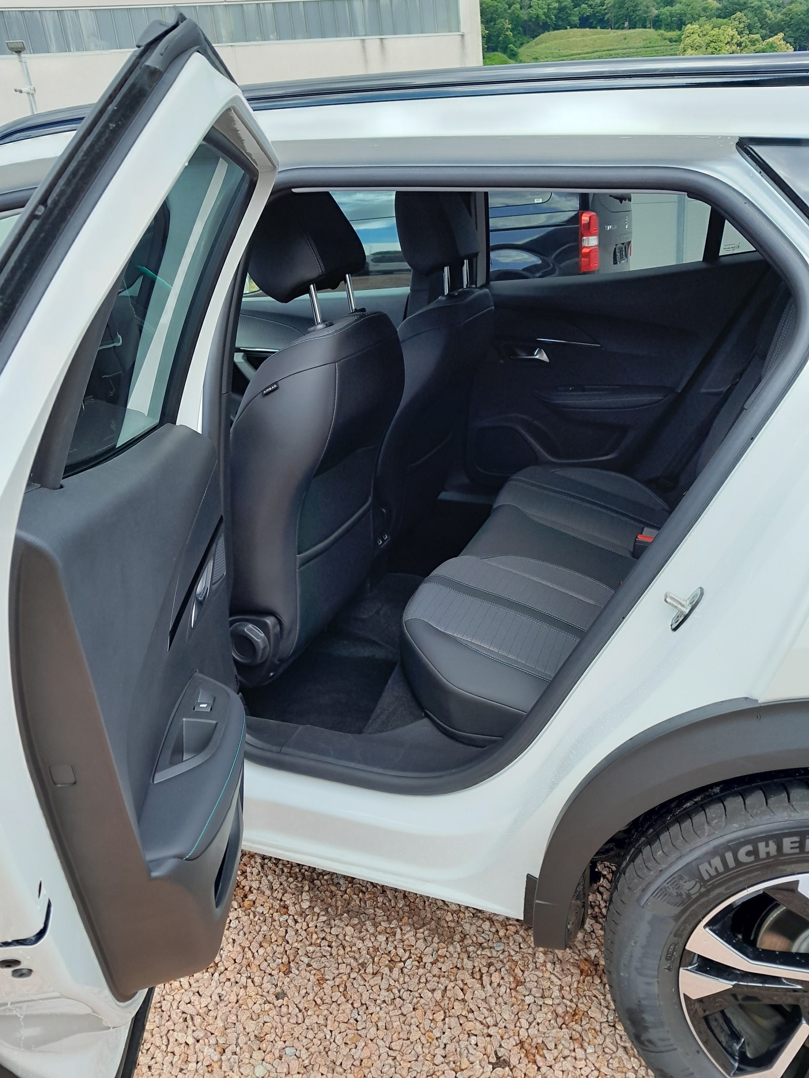 PEUGEOT 2008 e Allure Pack-image-12