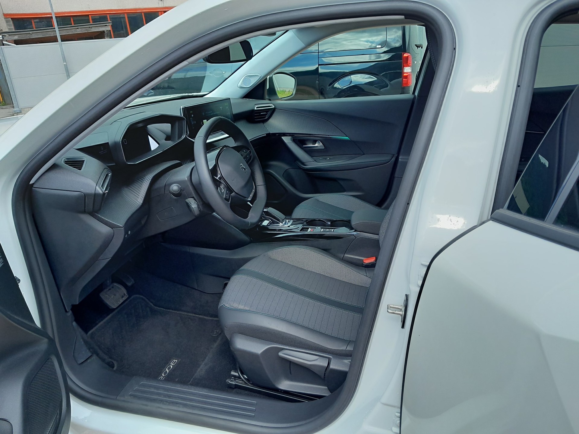PEUGEOT 2008 e Allure Pack-image-8