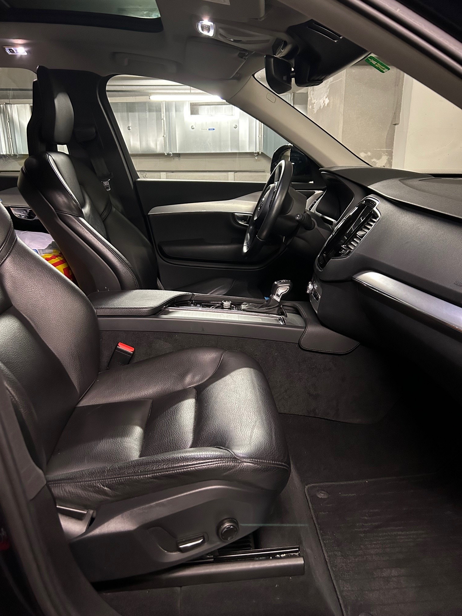 VOLVO XC90 D5 AWD-image-2