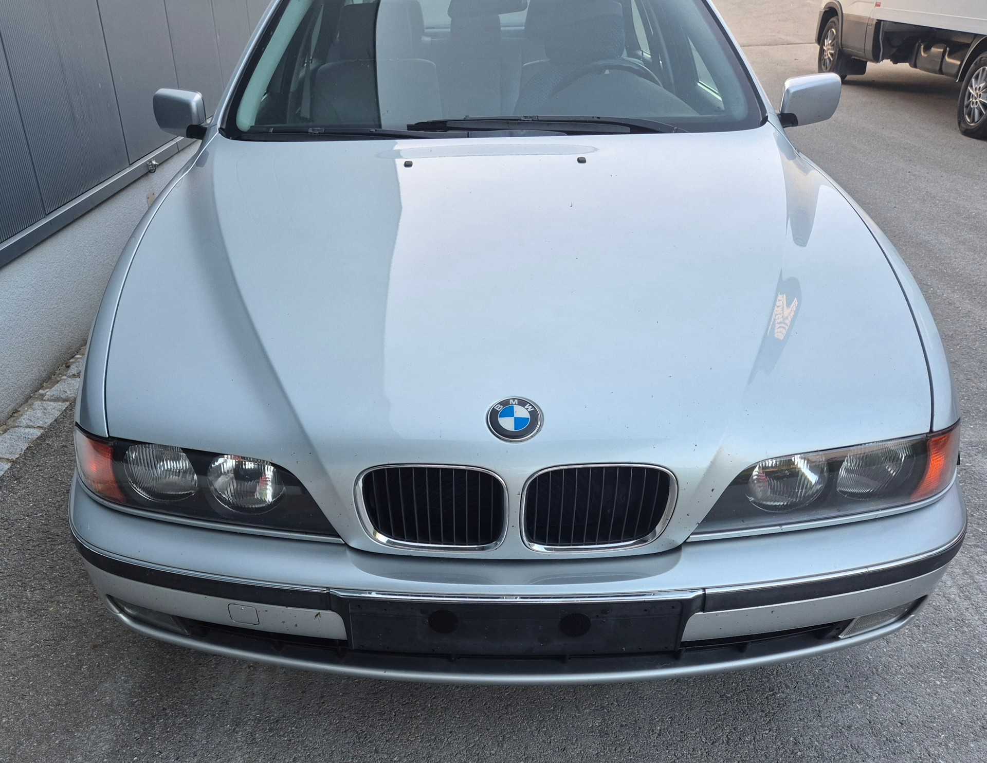 BMW 528i-image-2