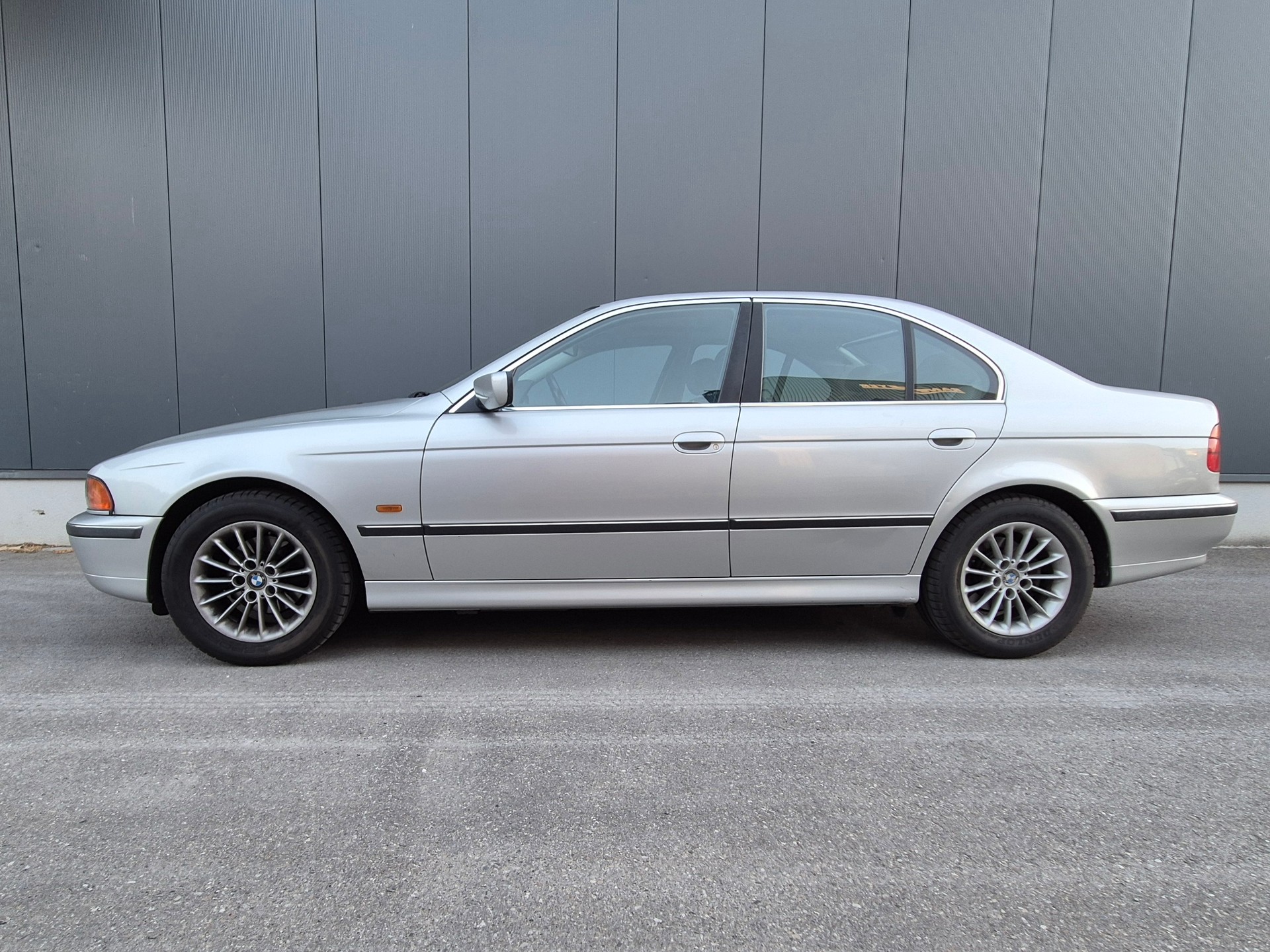 BMW 528i