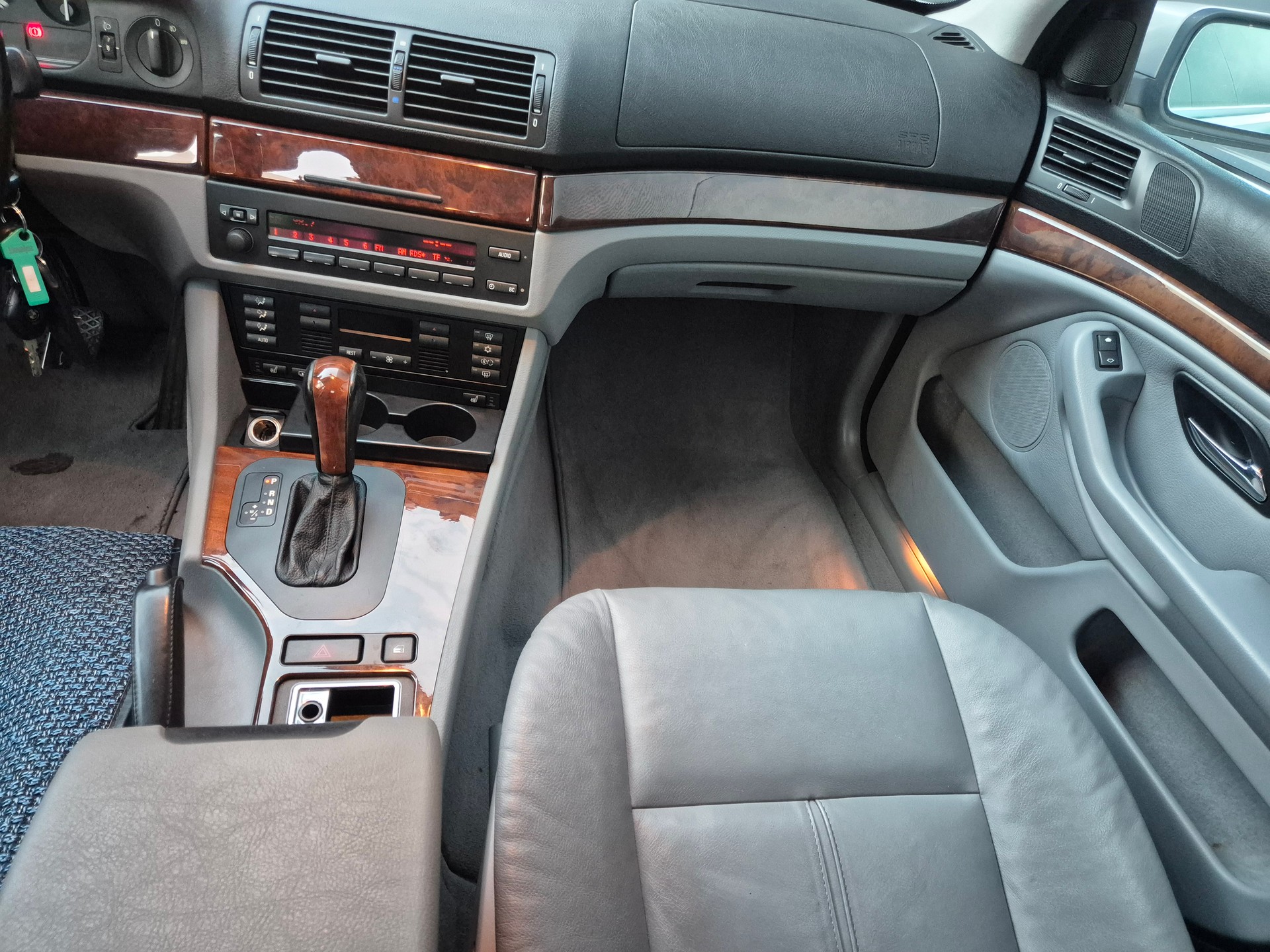 BMW 528i-image-4