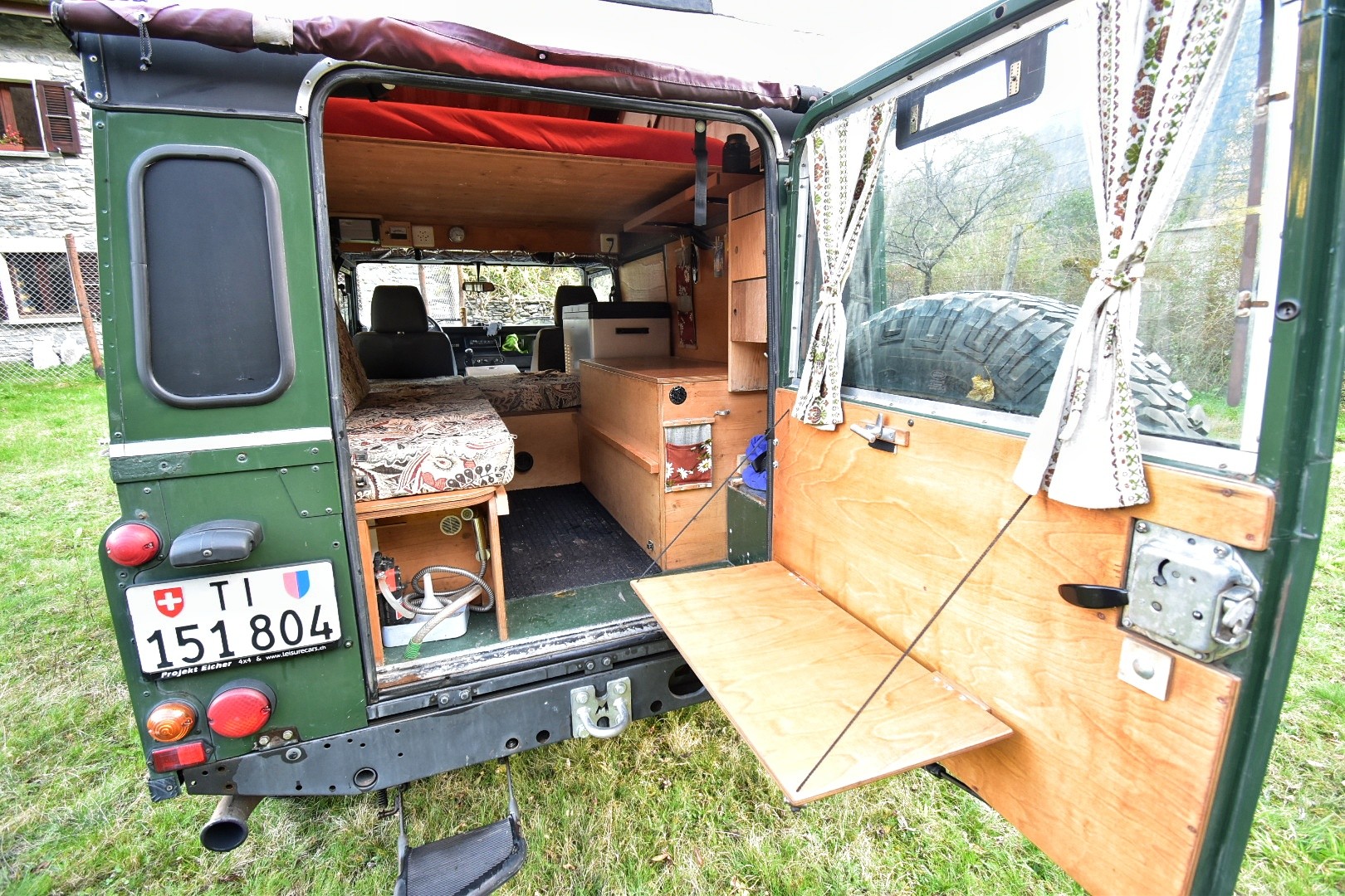 LAND ROVER Defender 110 SW 2.5 Td5-image-1