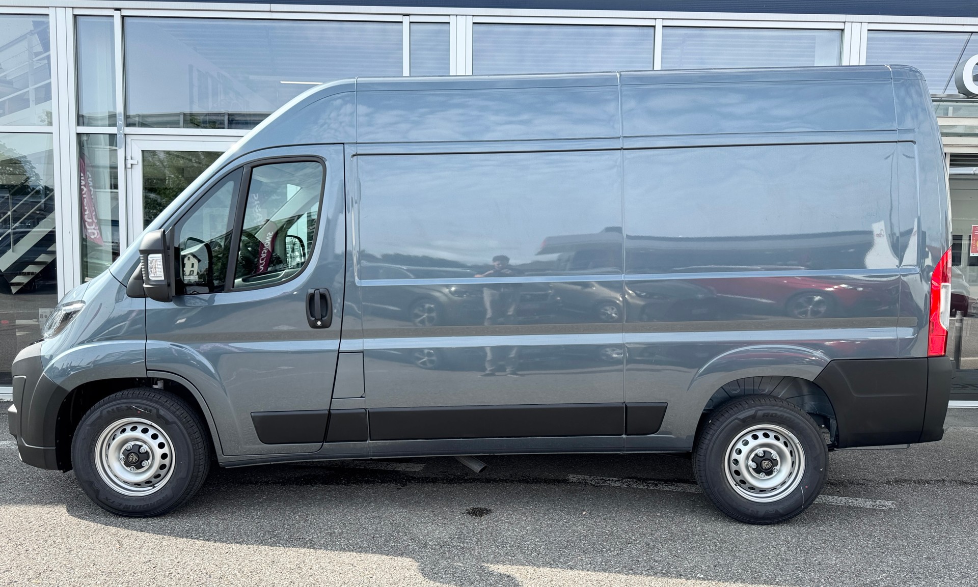 PEUGEOT Boxer 2.2 HDI 335 L2H2 EAT8-image-5