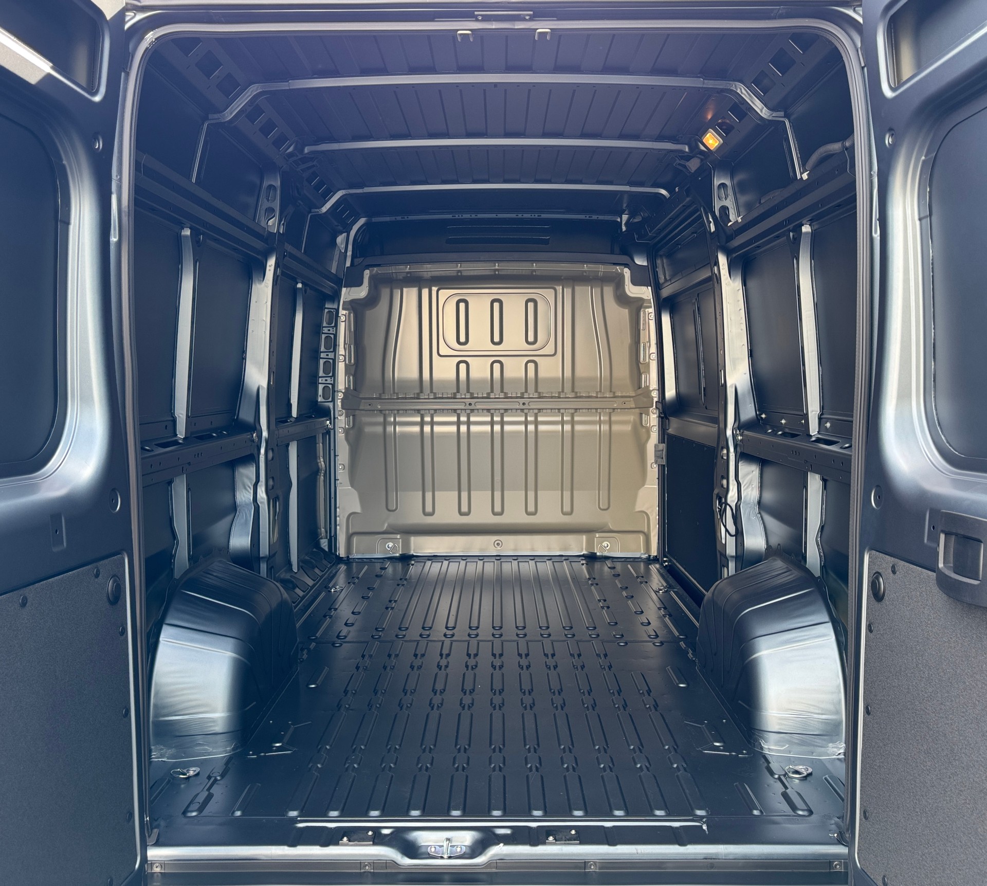 PEUGEOT Boxer 2.2 HDI 335 L2H2 EAT8-image-8
